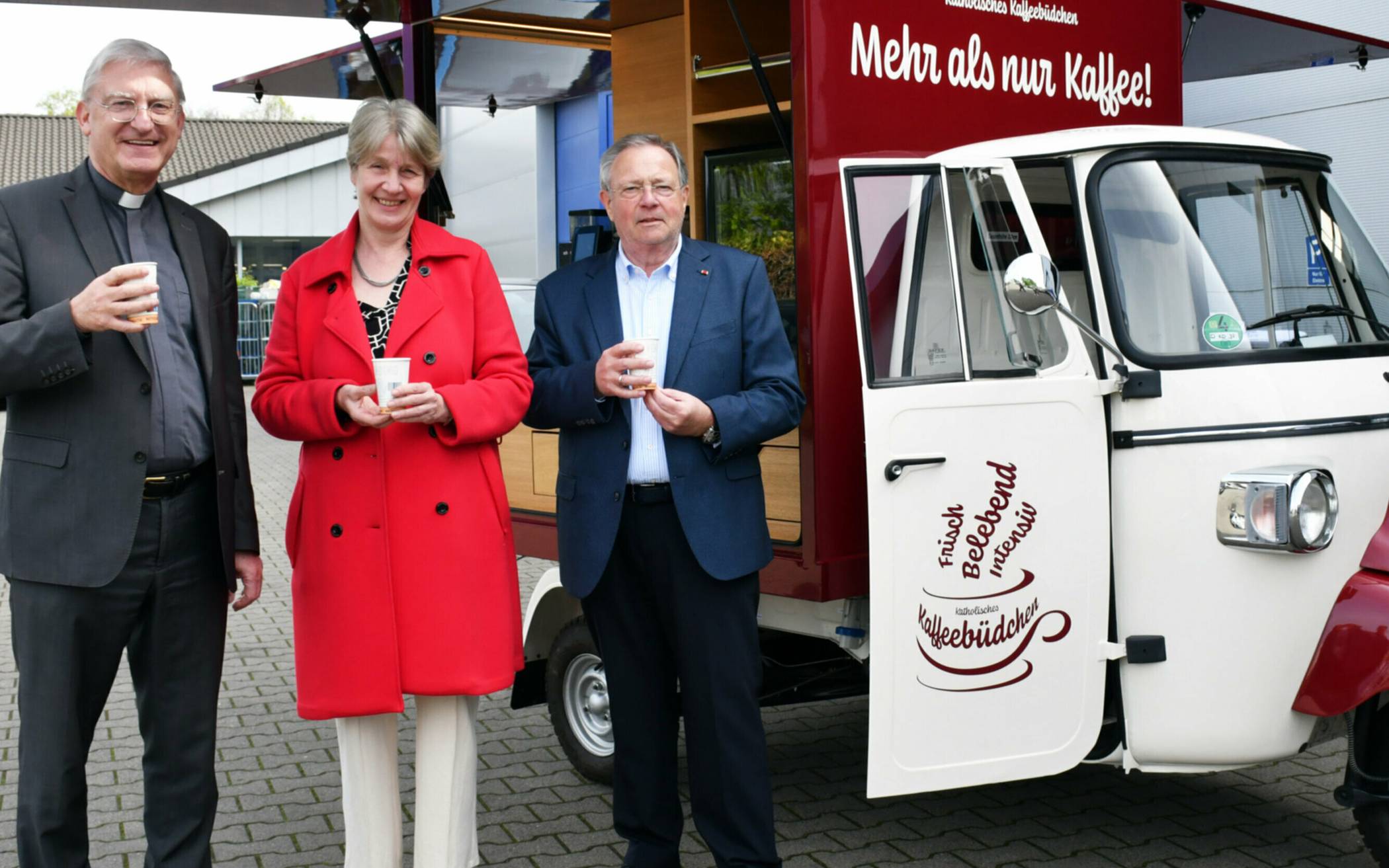  Stadtdechant Frank Heidkamp, Geschäftsführerin Beate Plenkers-Schneider und Karl-Heinz Blum (v. l.) vorm neuen Kaffeemobil. 
