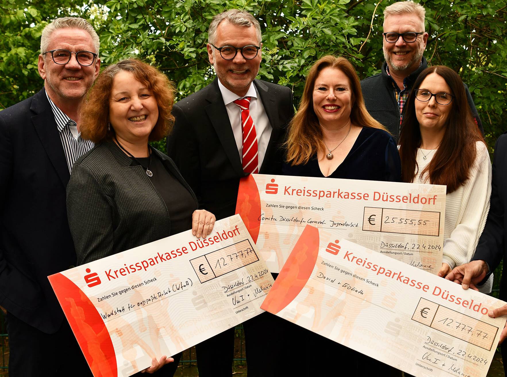 Das Ex-Prinzenpaar (Bildmitte) überreichte symbolisch Spendenbeträge aus der Session an drei Organisationen.