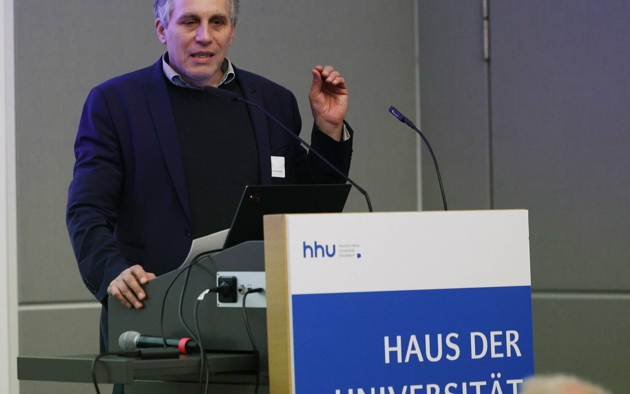  Umweltdezernent Jochen Kral während der Auftaktveranstaltung im Haus der Universität. 