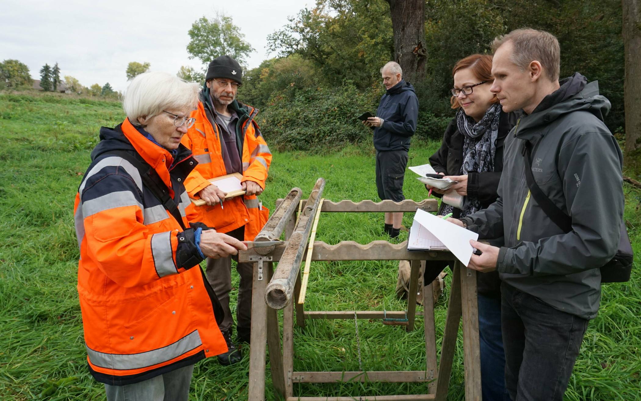 Projektteam bei der Dokumentation eines Bohrkerns