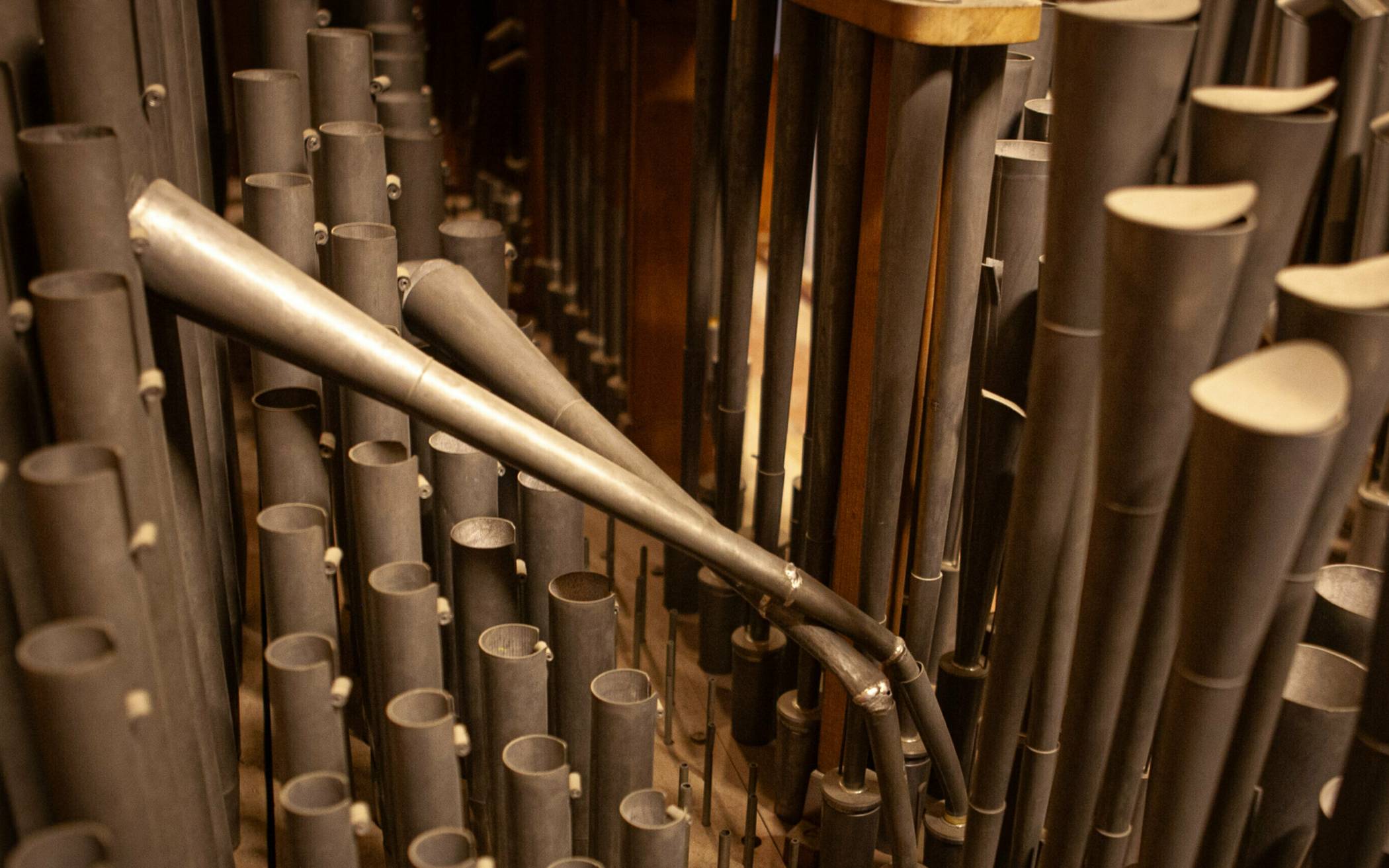  Im Inneren der bestehenden Orgel sind einige Pfeifen abgeknickt und liegen mittlerweile auf anderen Pfeifen im Umfeld. 