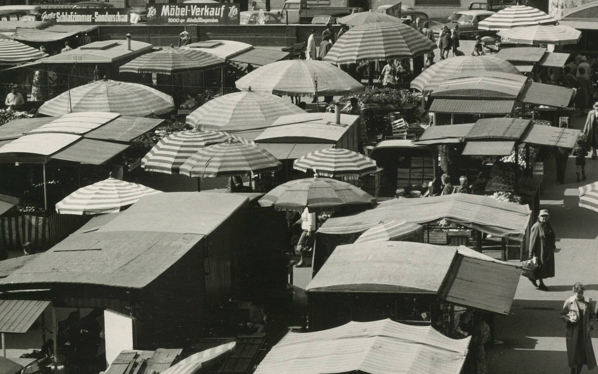 Stände und Schirme auf dem Carlsplatz um 1960. Die Glasüberdachung auf dem Markt wurde erst 1998 errichtet.