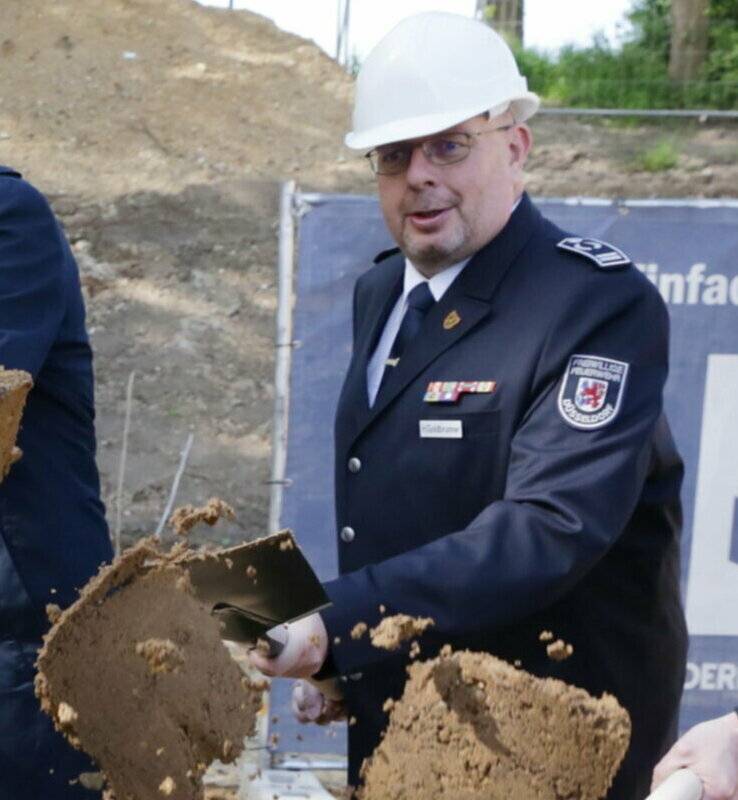  Herbert Goldbrunner, Einsatzleiter FFW Kaiserswerth, beim Spatenstich.  