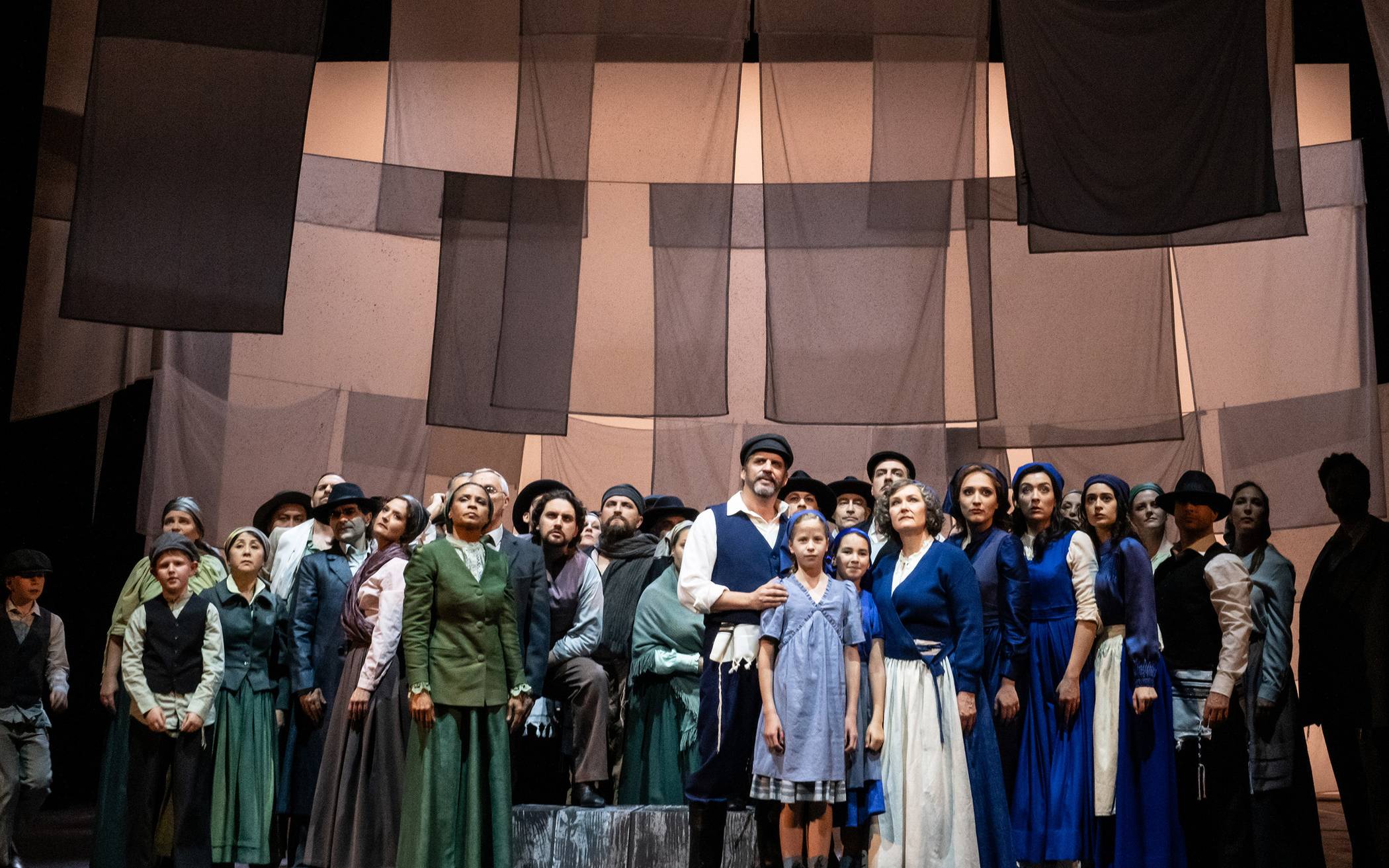 Andreas Bittl (Tevje), Ensemble und Chor der Deutschen Oper am Rhein.