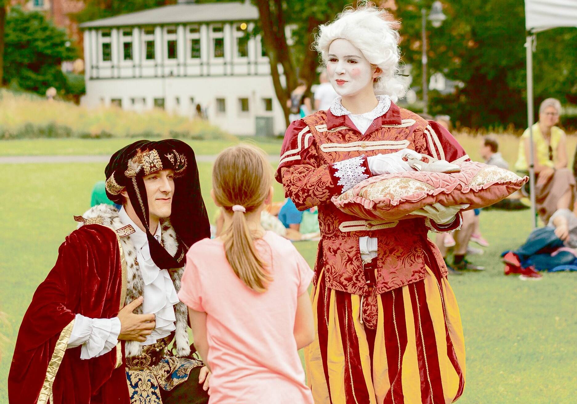  Auch der Prinz aus „Aschenputtel“ passt im Schlosspark Schuhe an.  