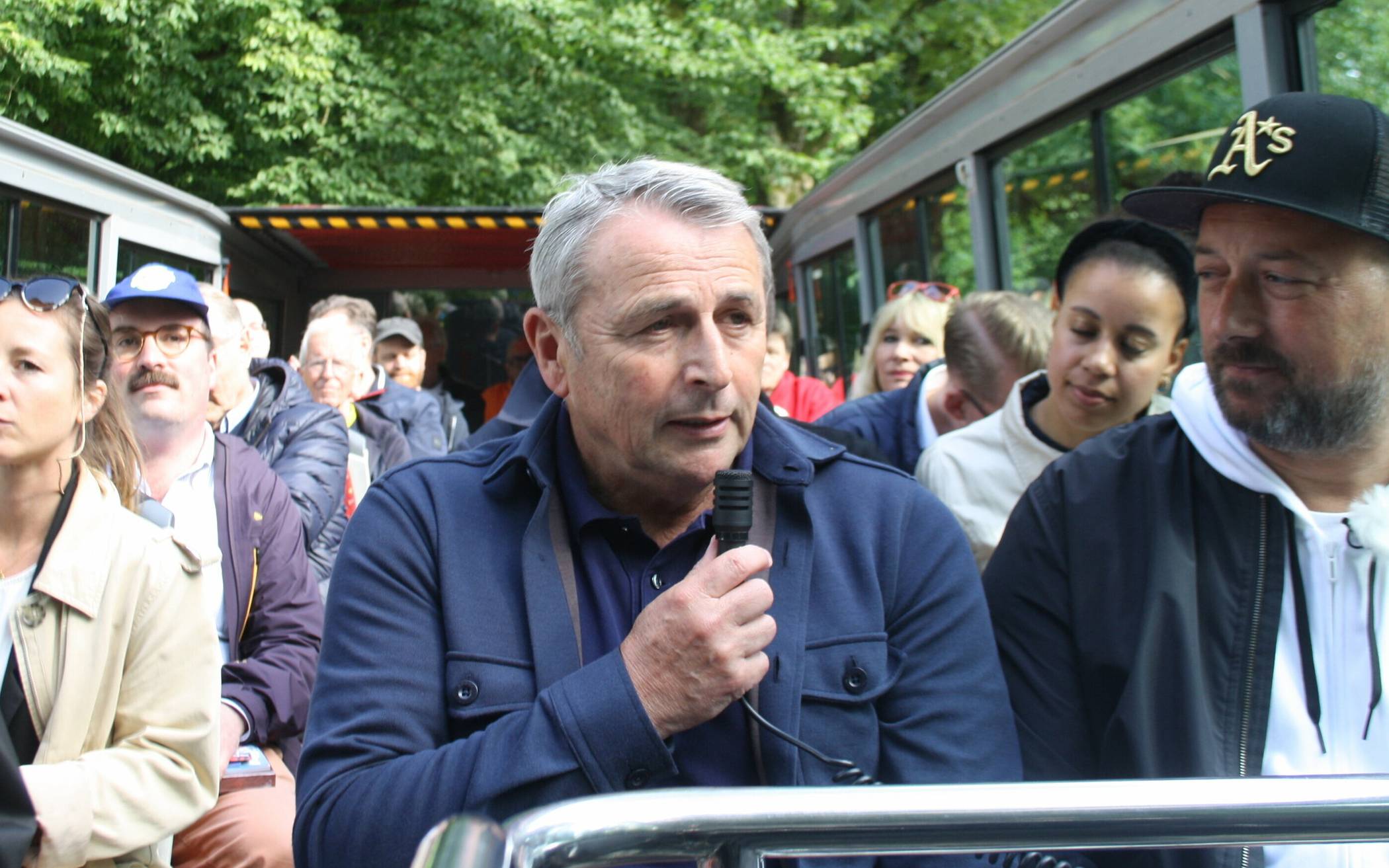 Klaus Allofs (mit Moderator André Scheidt) erzählte während der Fahrt von privaten und sportlichen Stationen seines Lebens.