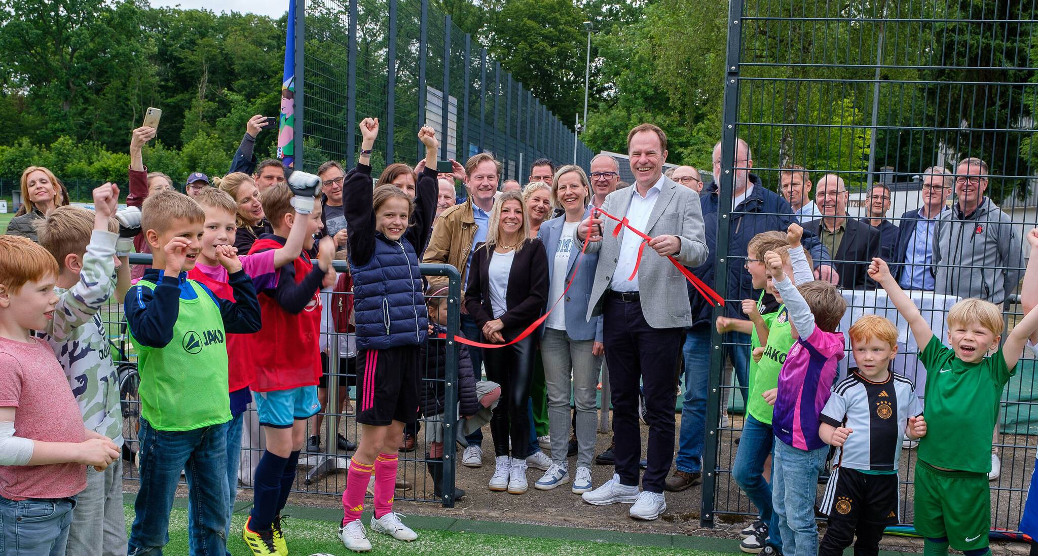 Die Bezirkssportanlage Freiheitshagen in Angermund hat ein weiteres Spielfeld mit Kunstrasen erhalten. Oberbürgermeister Dr. Stephan Keller eröffnete mit den Klubmitgliedern.