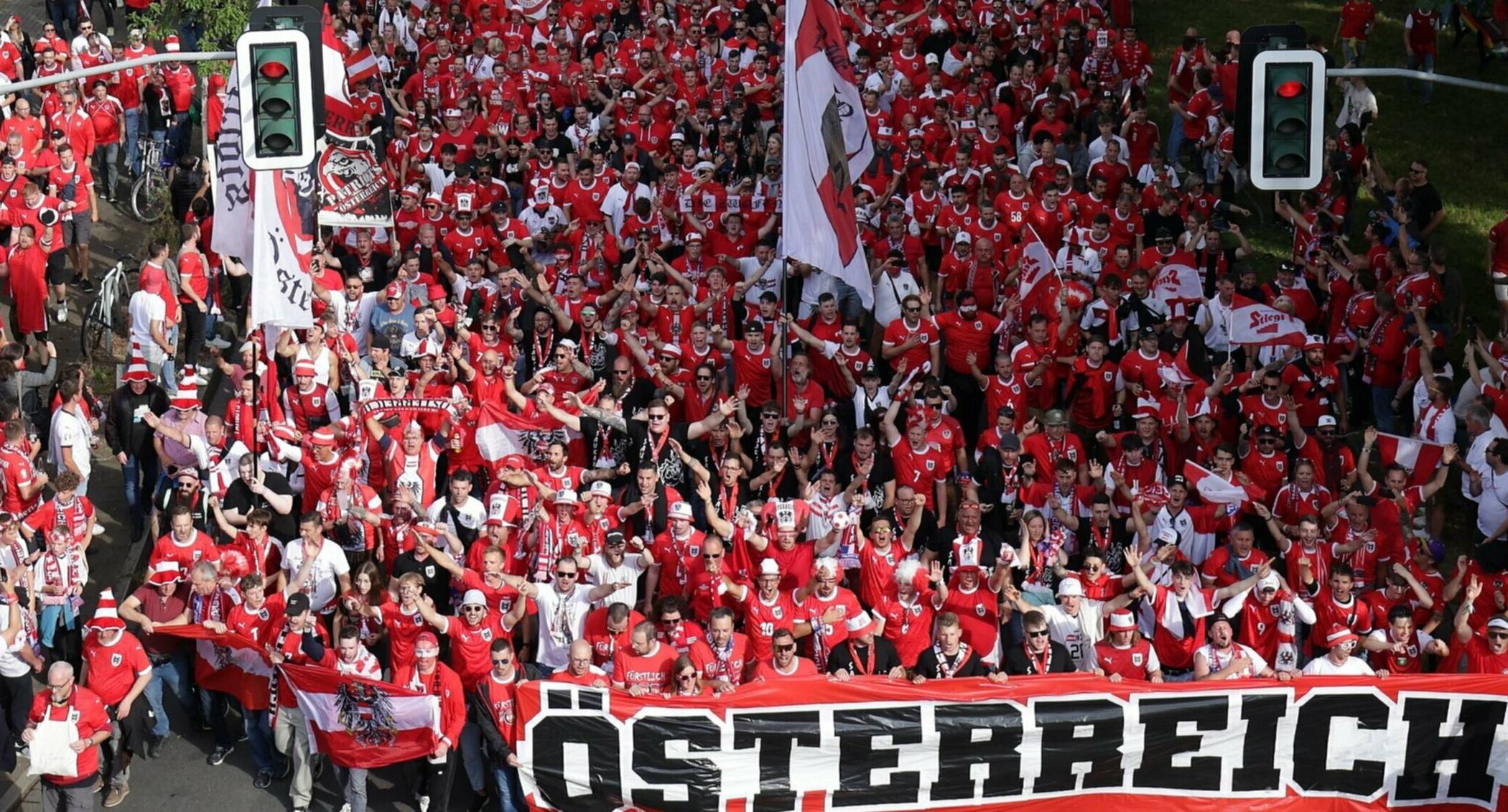 Europameisterschafts-Atmosphäre am Rheinufer. Fanmarsch der Österreich-Anhänger