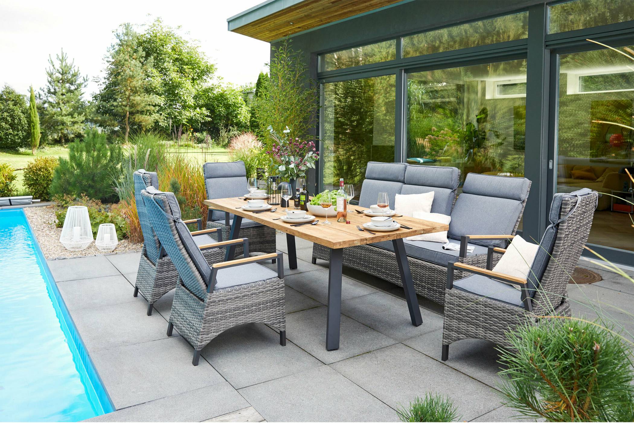 Das Rattan-Sofa „Keramo“ punktet mit verstellbarer Rückenlehne.