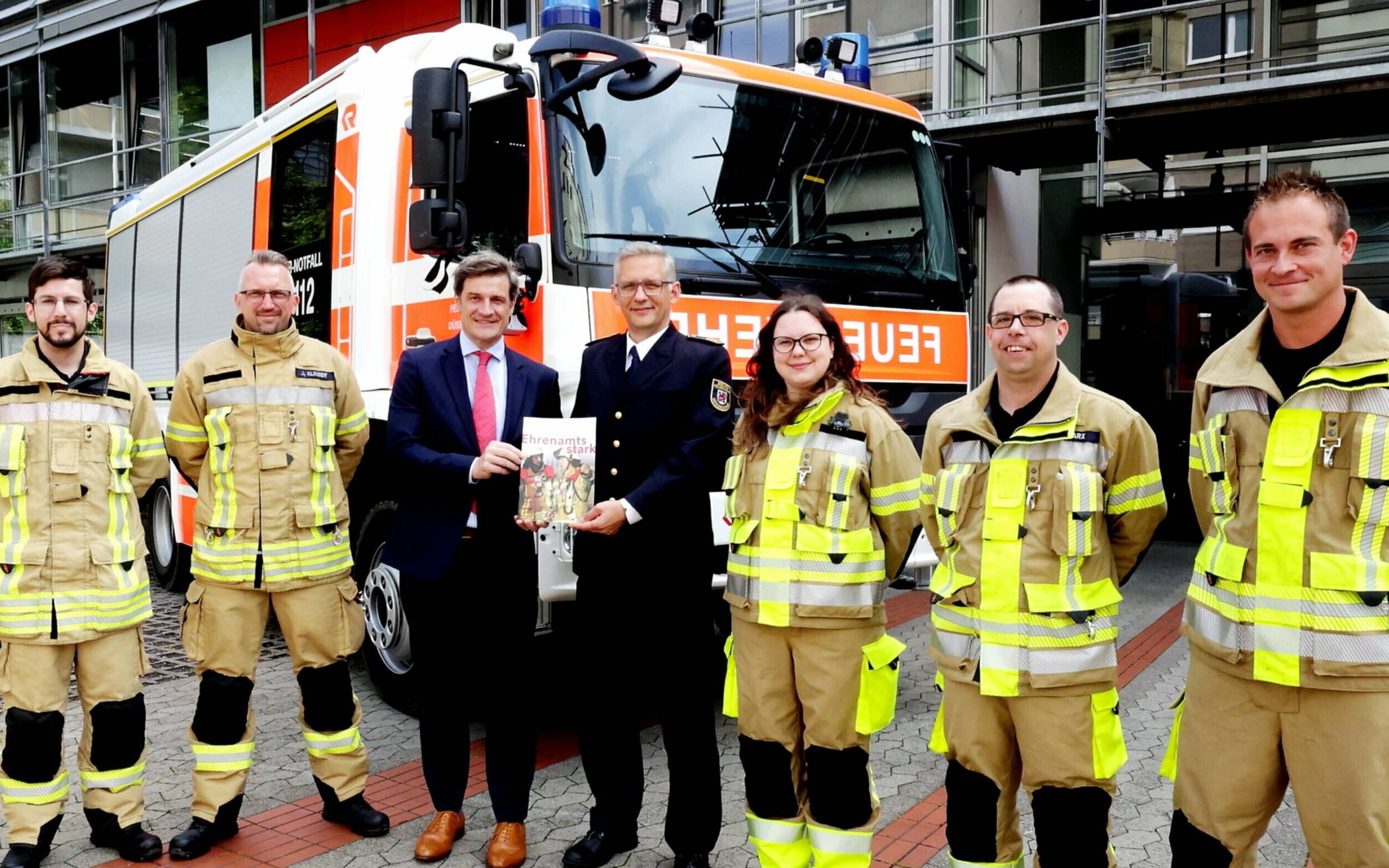 Feuerwehrdezernent Christian Zaum (4.v.l.) und Carsten