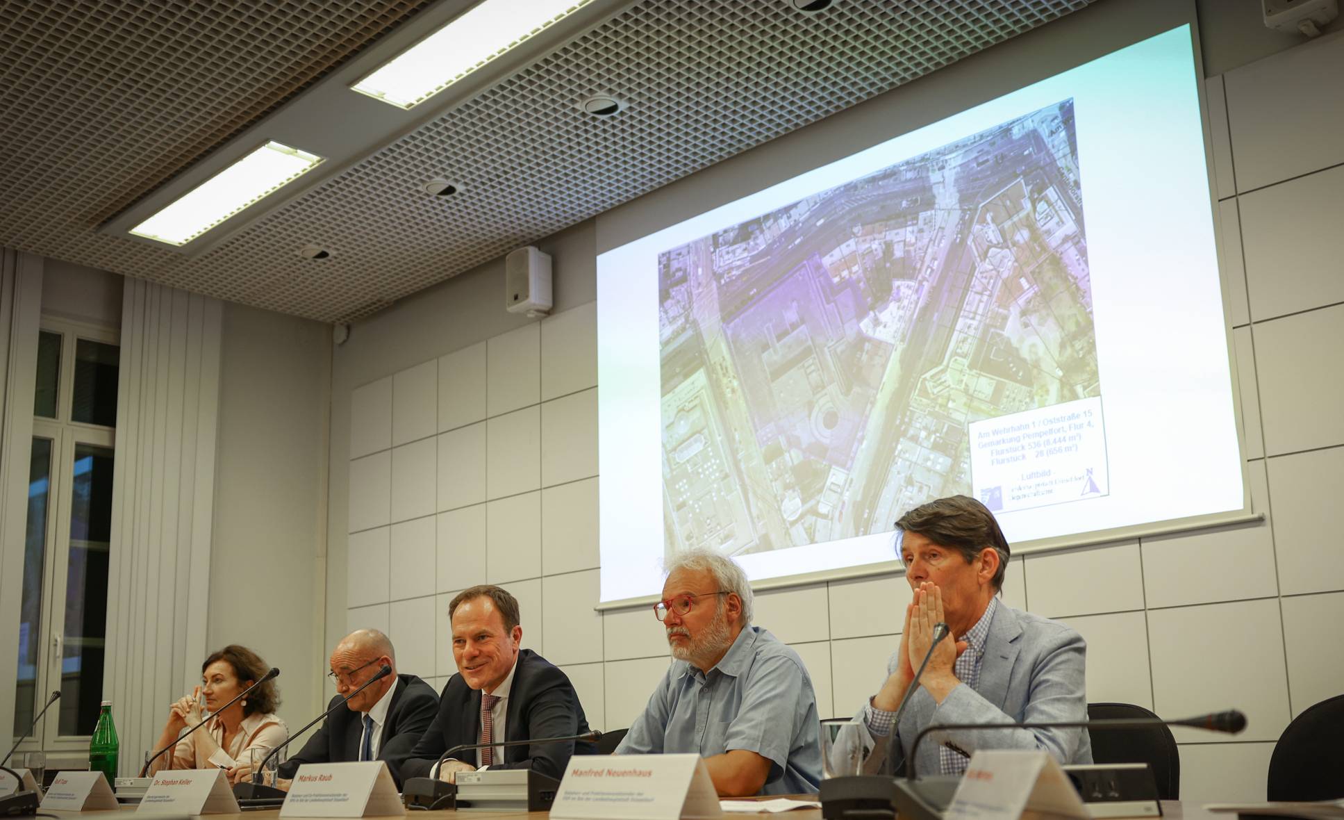  Manfred Neuenhaus (FDP), Markus Raub (SPD), OB Stephan Keller, Rolf Tups (CDU) sowie die Kultur-Beigeordnete Miriam Koch (v. r.) bei der Pressekonferenz zum Standortwechsel bei der neuen Oper. 