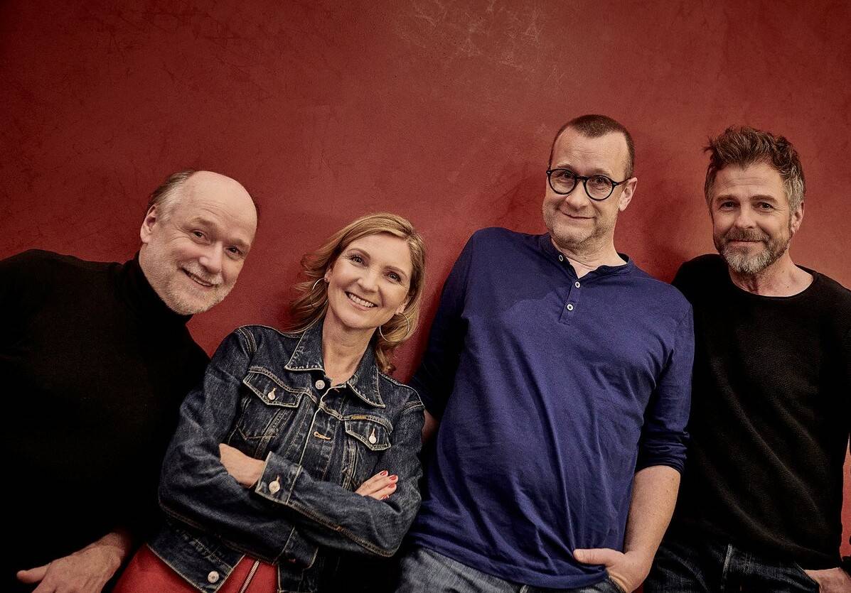 Bevor es in näherer Zukunft in die Interim-Spielstätte Ibach-Saal geht, erarbeitet das Kom(m)ödchen-Ensemble für den Herbst ein neues Programm und mischt sich mit „Don´t Look Back“, einem rasanten Jahres-Vor- und Rückblick, in den Irrsinn gesellschaftlicher Debatten ein. Für die größte anzunehmende Pointendichte der Republik ist dann auch die Kabarettistin und Parodistin Susanne Pätzold, hier mit den Kabarett-Kollegen Martin Maier-Bode, Daniel Graf und Heiko Seidel (v. l.), verantwortlich. Vorverkaufsstart ist der 1. August.