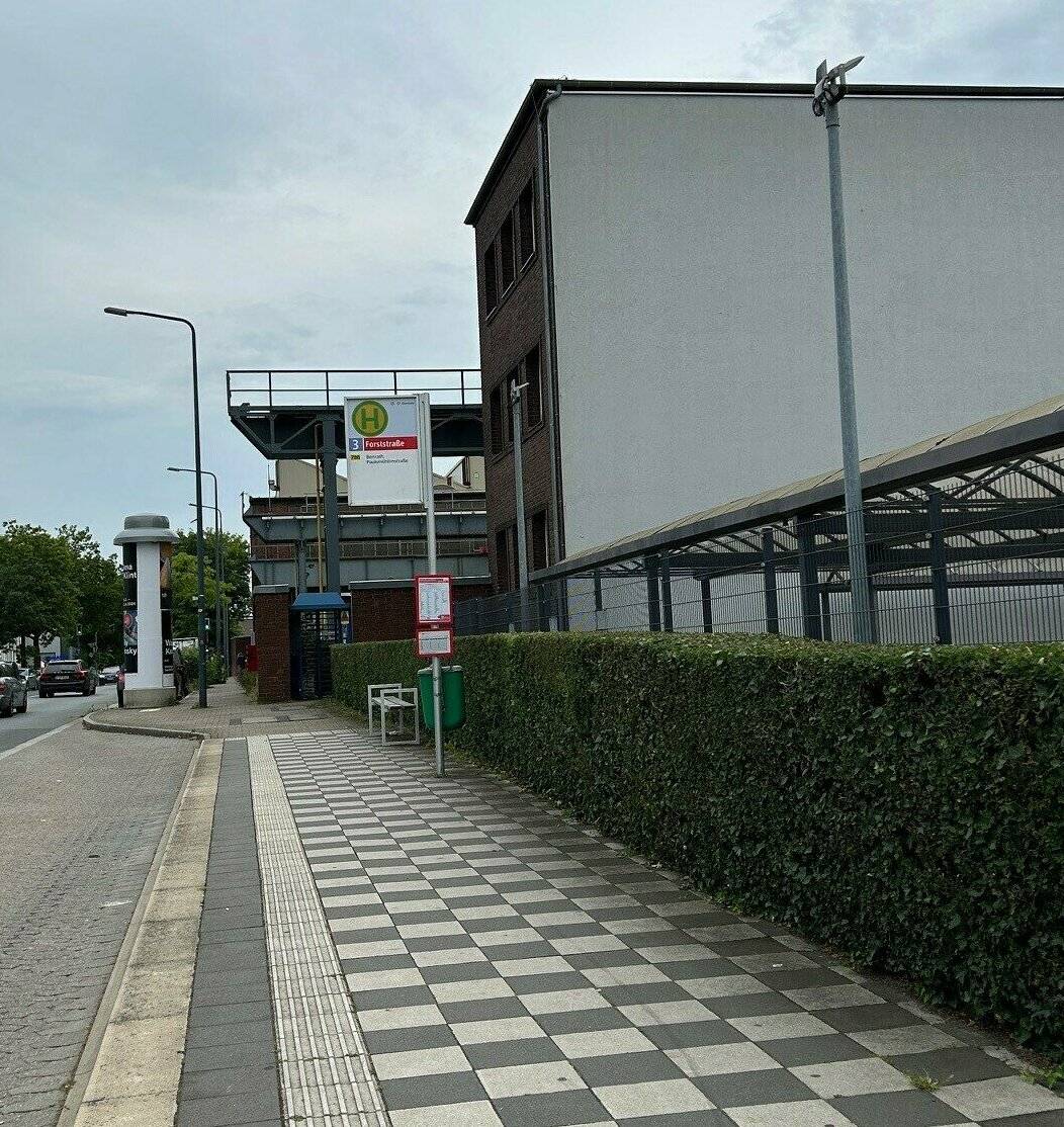 Bussteig 3 an der Forststraße in Benrath.