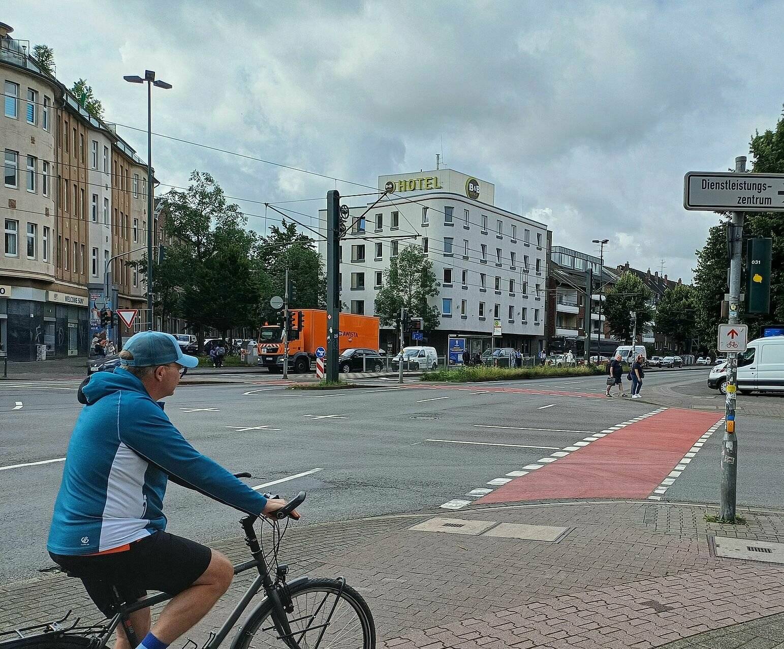 An der Kreuzung Kruppstraße/ Eller Straße sind die Roteinfärbungen vorgenommen - die Radfahrer sollen so jetzt sicherer passieren können. Foto: Stadt