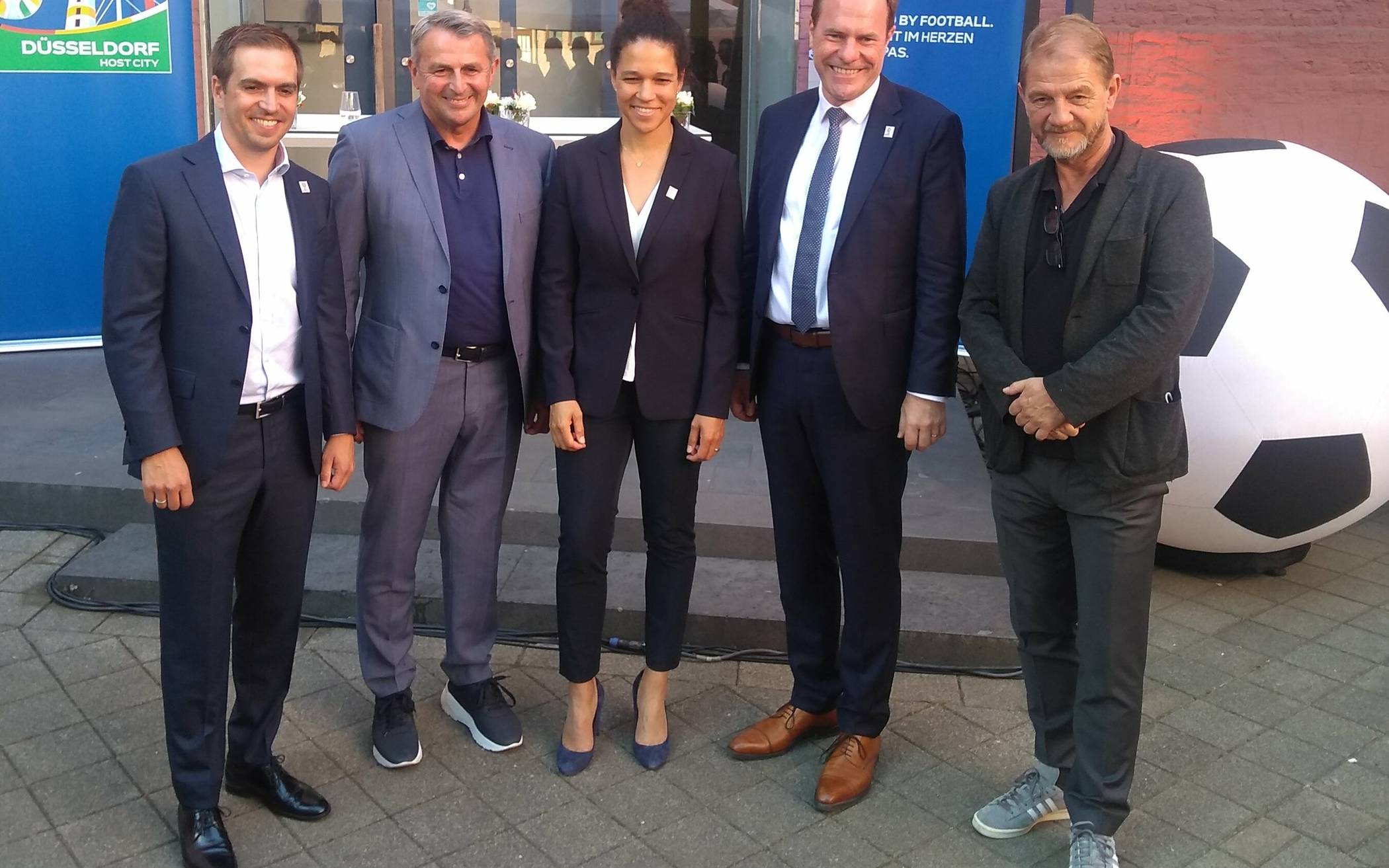 So fing alles an - Filmemacher Sönke Wortmann (r.) beim EM-Auftaktabend im Innenhof des Rathauses im Sommer 2022 mit  EM-Turnierdirektor Philipp Lahm, Fortuna-Sportchef Klaus Allofs, EM-Botschafterin Celia Sasic und OB Stephan Keller (v. l.).