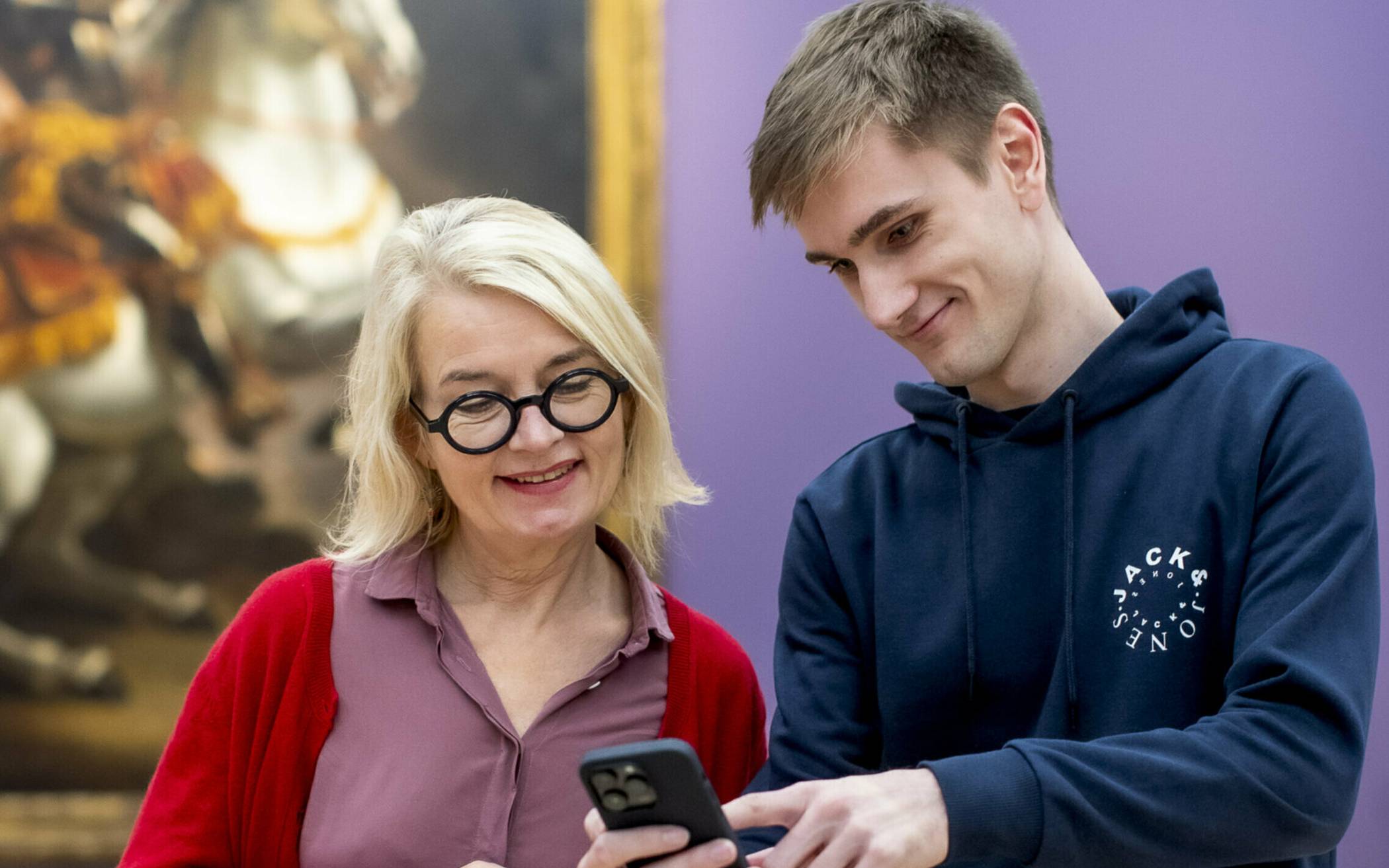  Besuchende probieren die Kunstpalast-App in der Sammlung aus. 