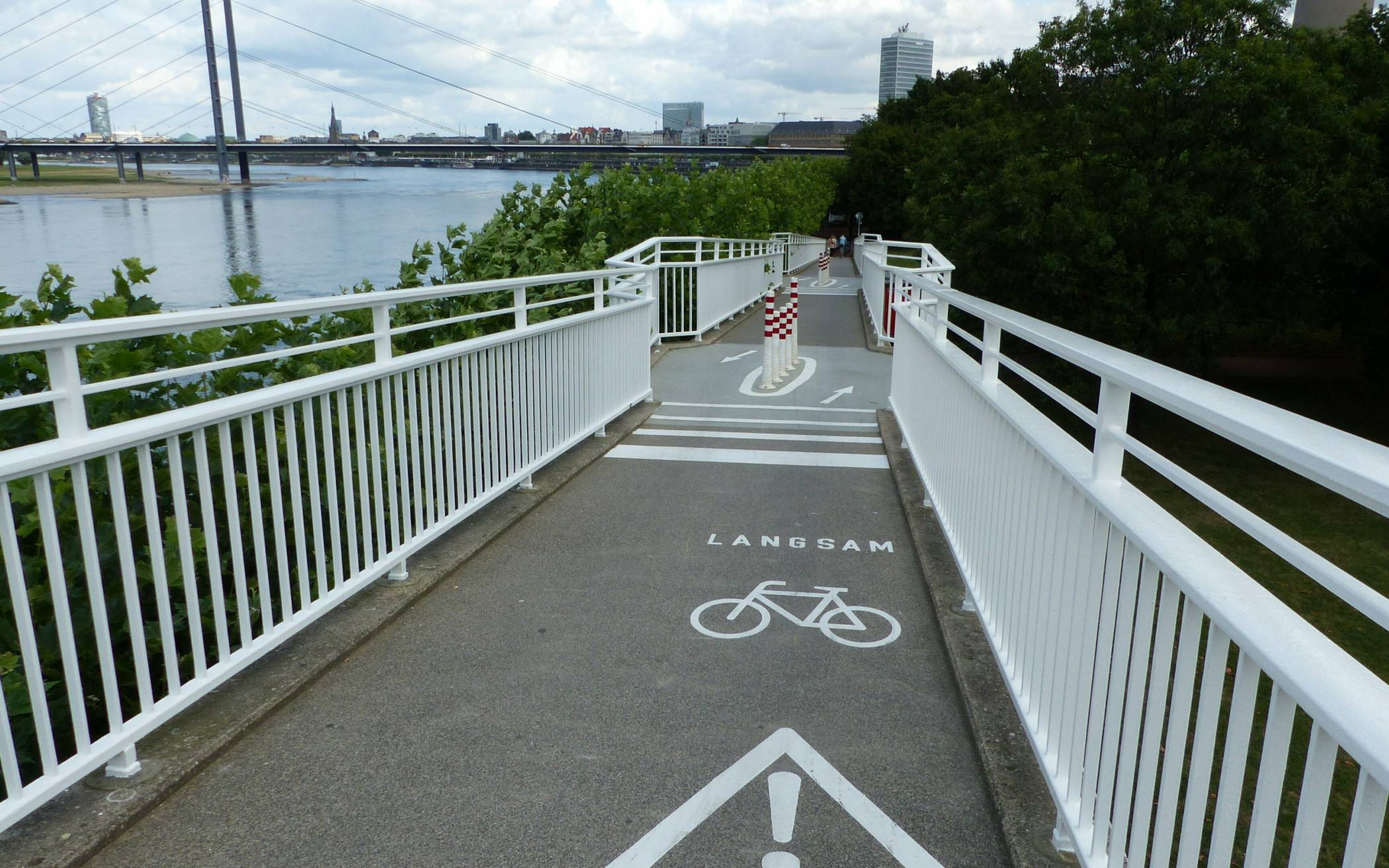  Markierungen auf der Fahrbahn der Hafeneinfahrstbrücke signalisieren jetzt „Achtung Radverkehr Langsam“. 