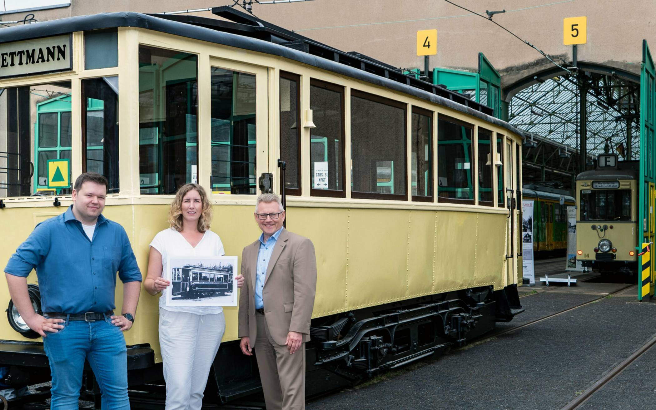  Begrüßten die Oldiebahn aus Mettmann an ihrem neuen Standort im historischen Betriebshof Am Steinberg (v. l.): Julian Zimmermann (Vorstand „Linie D“), Dr. Yasmin Renges (Stadtkonservatorin Mettmann) und Michael Richarz (Vorstand Rheinbahn). 