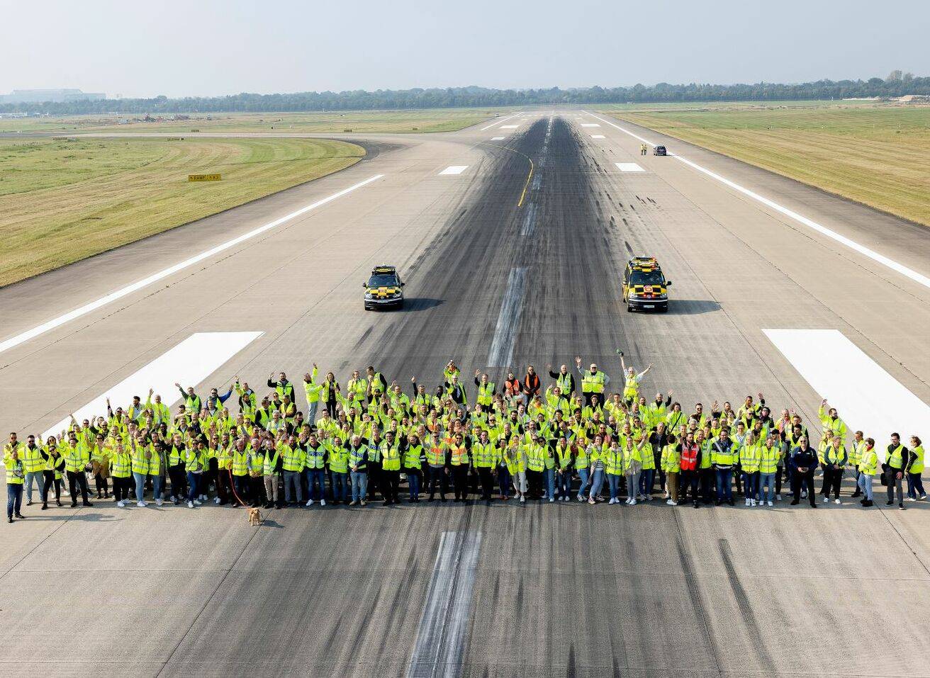  Die Airport-Belegschaft begibt sich - diesmal erlaubterweise -  aufs Rollfeld in Lohausen. Beim FOD-Walk wird die Start- und Landebahn nach Gegenständen abgesucht, die Flugzeuge schwer beschädigen können. 