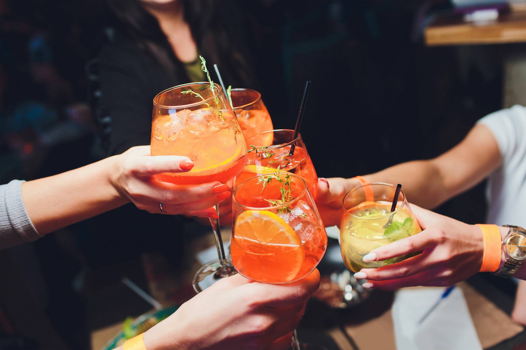 Mit einem Aperol Spritz auf den Feierabend anzustoßen hat in Italien Tradition.