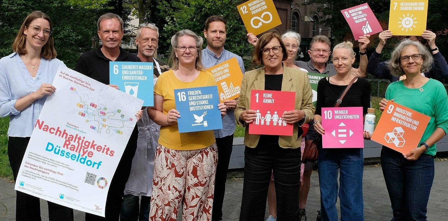  Maria Icking (m.), Bezirksbürgermeisterin im Stadtbezirk 7, hat die neue Route der digitalen Nachhaltigkeits-Rallye in Gerresheim eröffnet. 