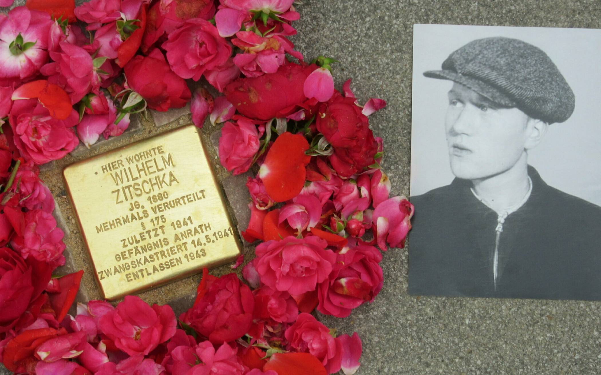 Zischkas Stolperstein in der Altstadt, daneben ein Bild seines später im KZ ermordeten Liebespartners Alfred Ledermann. Von Zischka ist kein Bild überliefert.