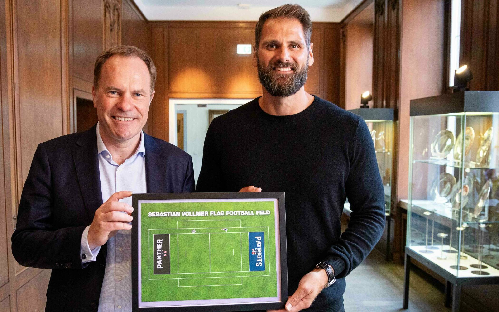 Oberbürgermeister Stephan Keller mit Ex-Patriot-Profi Sebastian Vollmer.