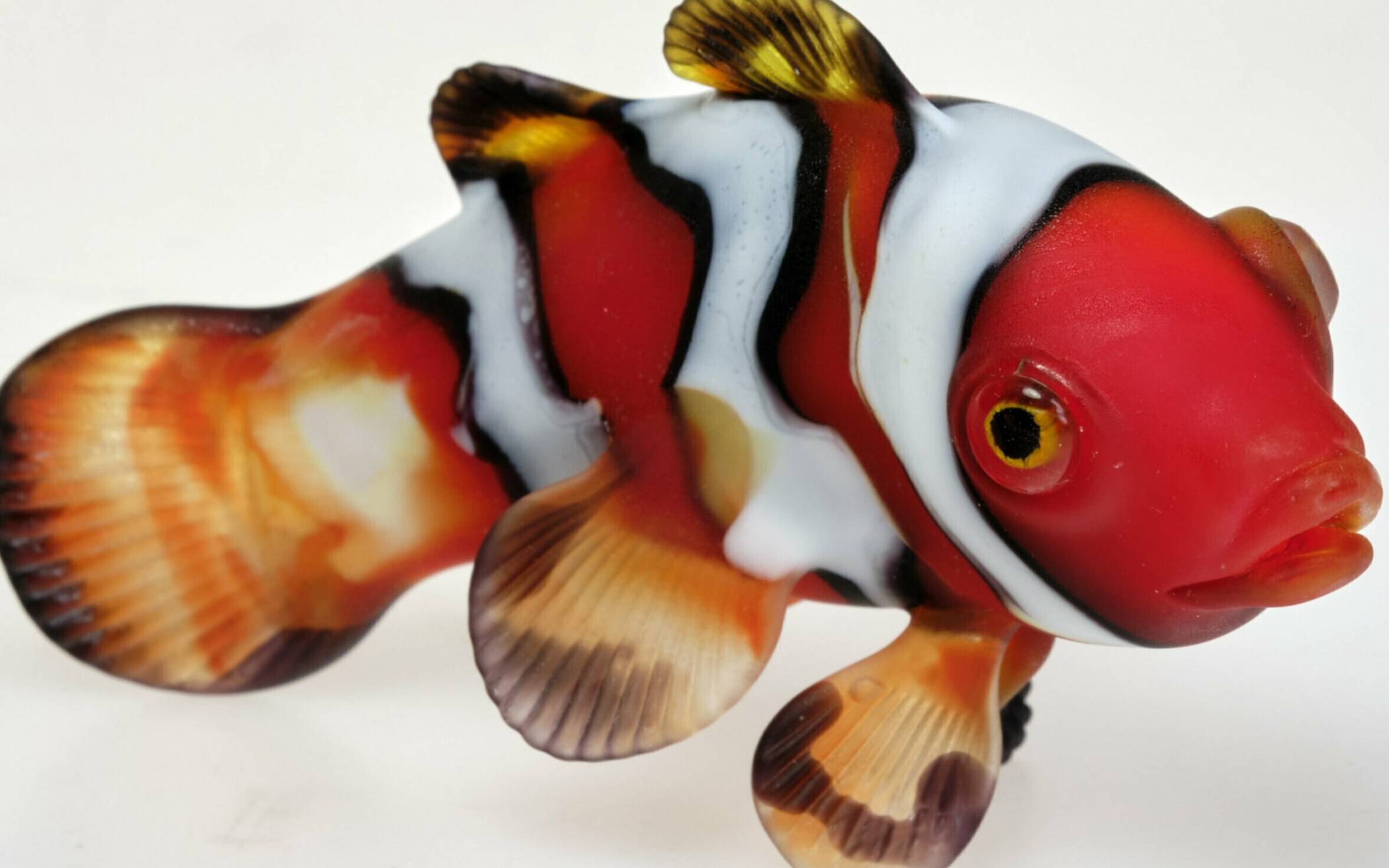  Aus der Austellung „Mythos Murano“ –Mauro Vianello, Clownfisch, 2022, Farbgläser, vor der Lampe geblasen und geformt. Schenkung Mauro Vianello. 