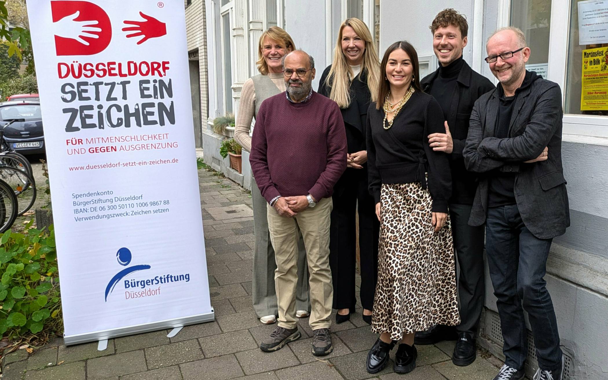Die Bürgerstiftungs-Vorsitzende Sabine Tüllmann (l.) mit den prominenten Unterstützern von „Düsseldorf setzt ein Zeichen“ - Dieter Falk, Valentin und Renata Lusin, Annette Grabbe sowie Davinder Singh (v. r.).