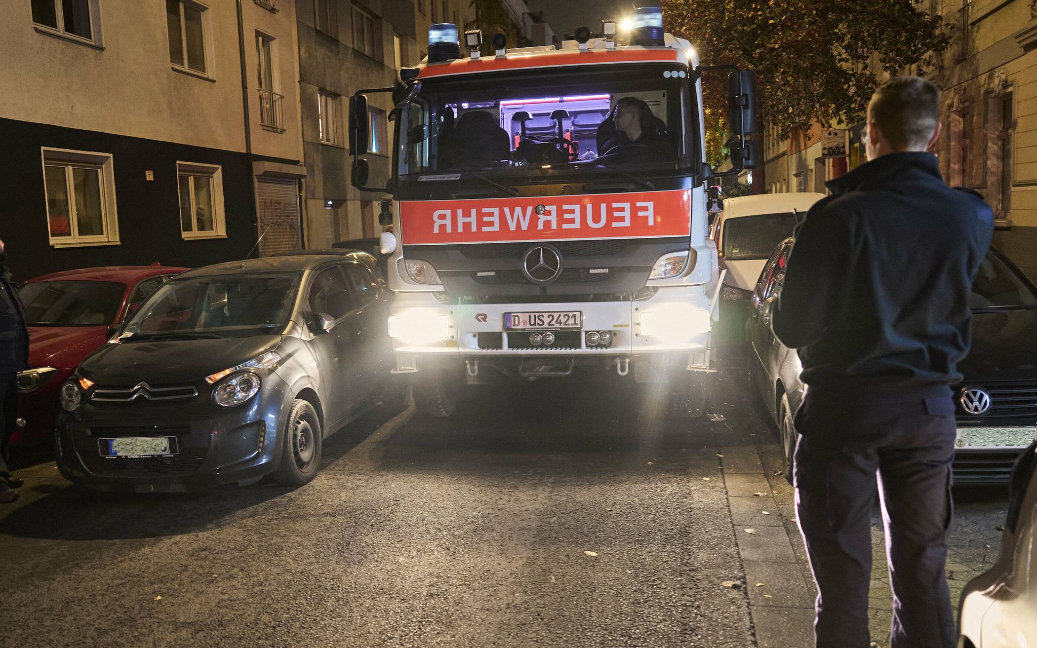Falschparker gefährden Menschenleben - wenn Fahrzeuge wie hier in zweiter Reihe geparkt sind, kommt die Feuerwehr im Notfall kaum durch. Das kostet wertvolle Zeit.