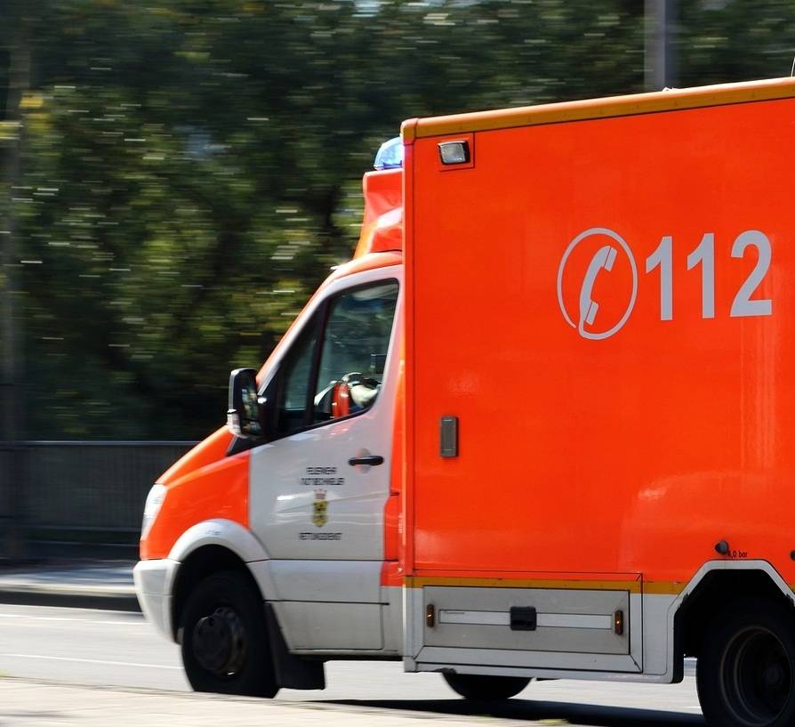  Retter im Einsatz - Ärzte-Vertreter in Düsseldorf verlangen, die zunehmenden Übergriffe auf Fachangestellte in Medizinberufen konsequent zu bestrafen und dem Problem gezielter vorzubeugen. 