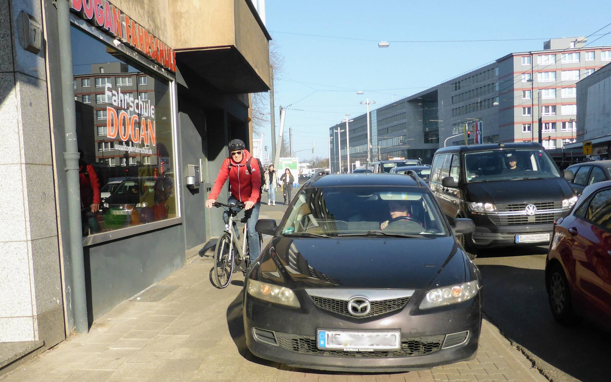  Falschparker auf dem Radweg an der Kruppstraße. Noch bis Monatsende fragt ein „Klimatest“ nach fahrrad(un)freundlichen Erfahrungen im Alltag (siehe Kasten). 