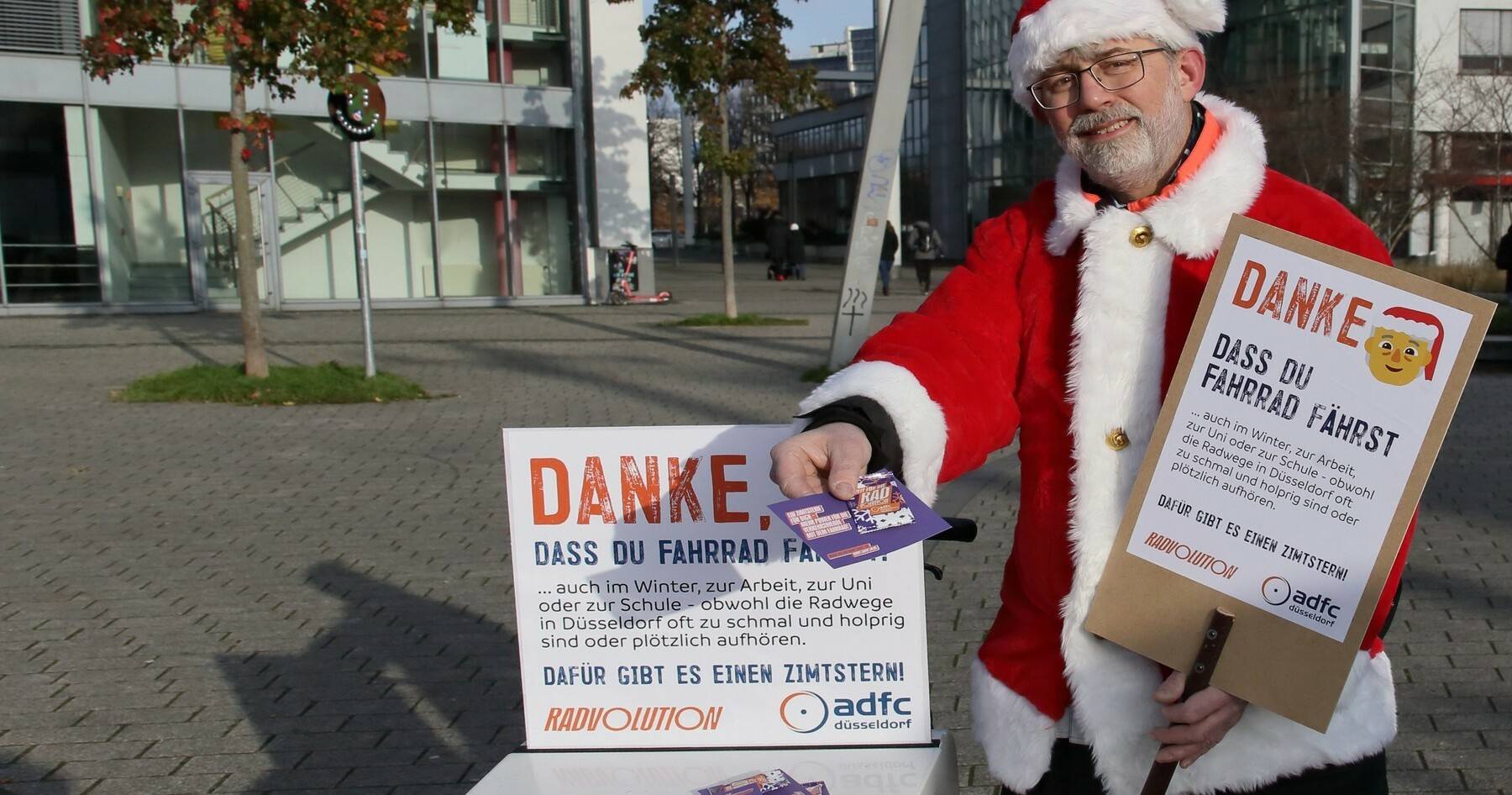  Zum Nikolaustag bedankten sich Mitglieder des Fahrradclubs ADFC bei allen, die auch im Winter aufs Rad steigen. Am Rheinradweg beim Fortuna-Büdchen wurden etwa Zimtsterne verteilt. Zugleich wolle man die Politik daran erinnern, die Bedingungen zum Ganzjahresradfahren weiter zu verbessern. 