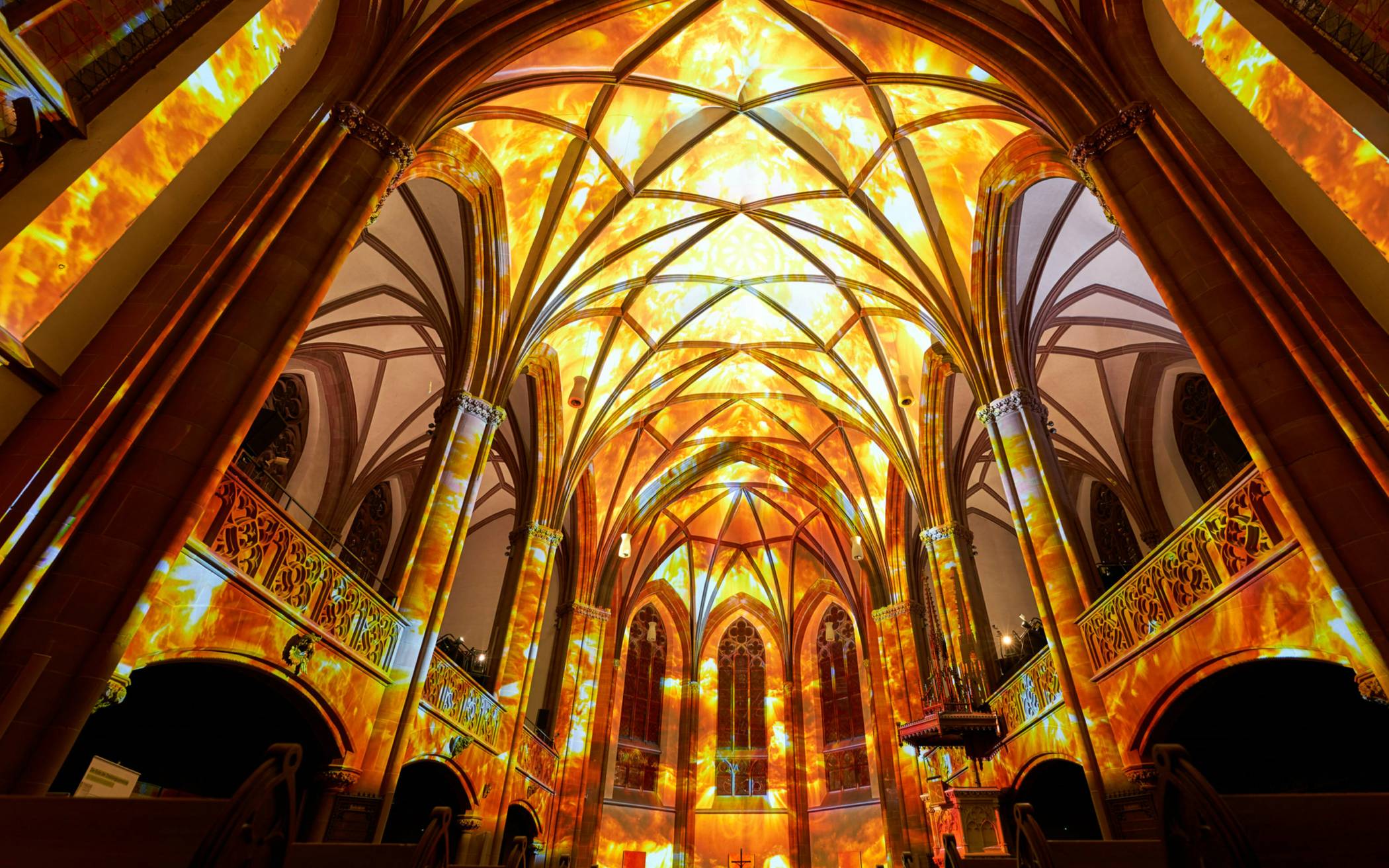 Die Lichtshow „Genesis“ illuminiert derzeit die Johanneskirche in der City. 
