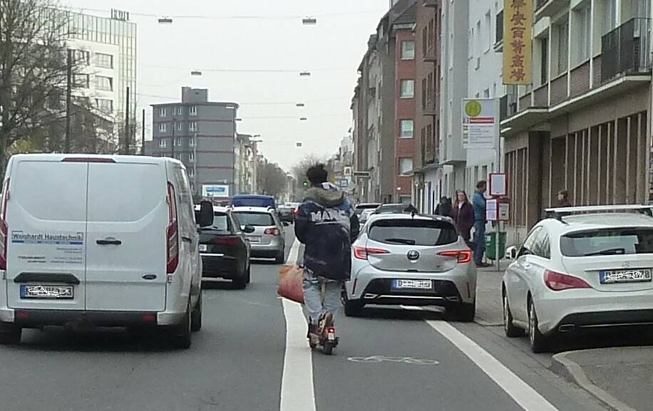  Falsch parkendes Auto auf dem Radweg Kölner Straße. 