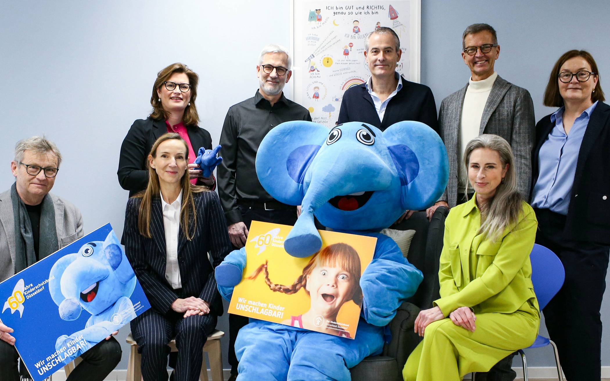Kinderschutzbund-Vorstand Hauke Duckwitz (hinten, 2. v. l.) mit den SchirmherrInnen.