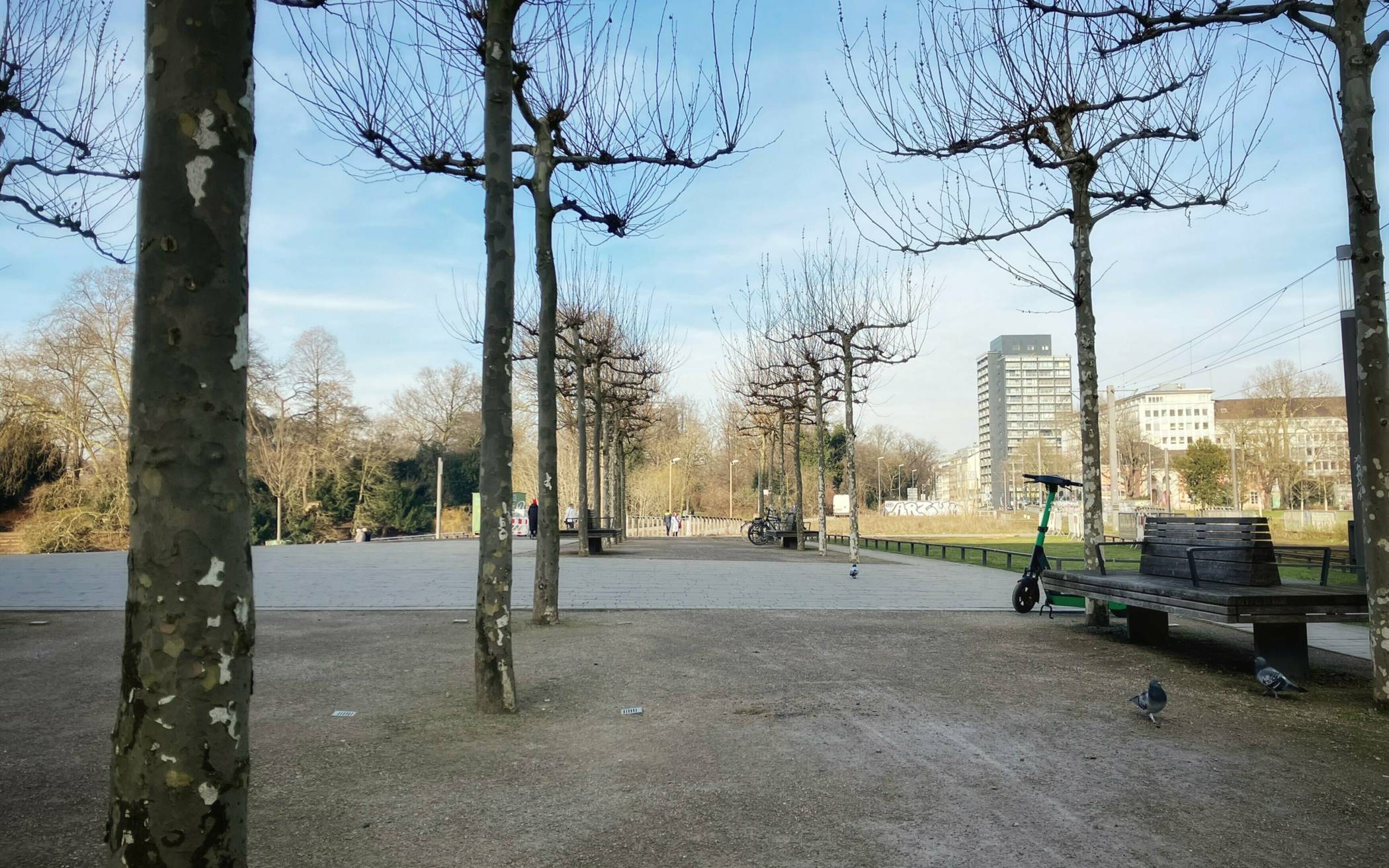 An das fertige Teilstück der Hofgartenpromenade schließt sich der restliche Teil an, der voraussichtlich bis zum Sommer fertig werden soll.