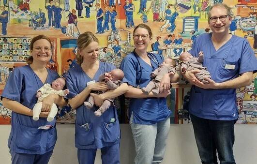 Die Kinderkrankenschwestern Viviane Witt, und Gordana Winking, Oberärztin Christina Ahrens und Leitender Oberarzt Holger Freymann (v. l.) freuen sich, dass die Vierlinge gesund nach Hause entlassen werden können.