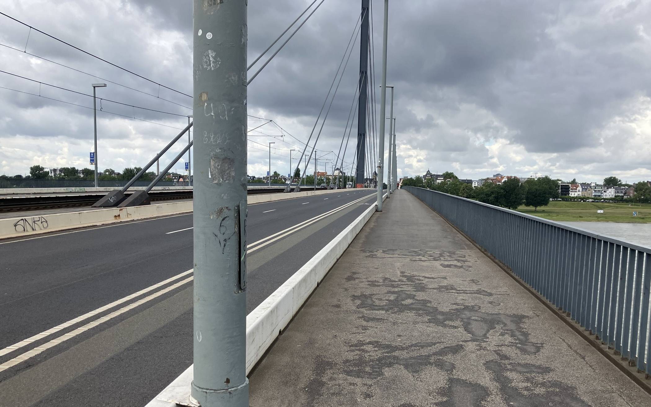 Der Ist-Zustand auf der Oberkasseler Brücke: