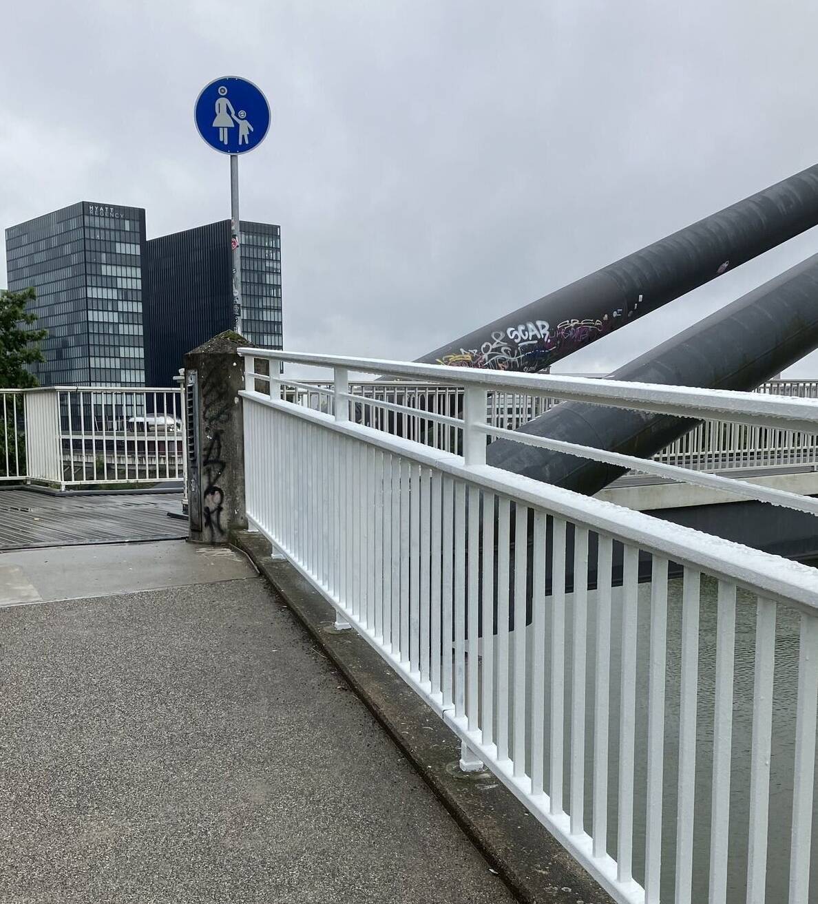 An der Hafeneinfahrtsbrücke am Parlamentsufer gibt es bereits ein sicherheitsbedingt erhöhtes Geländer. 
