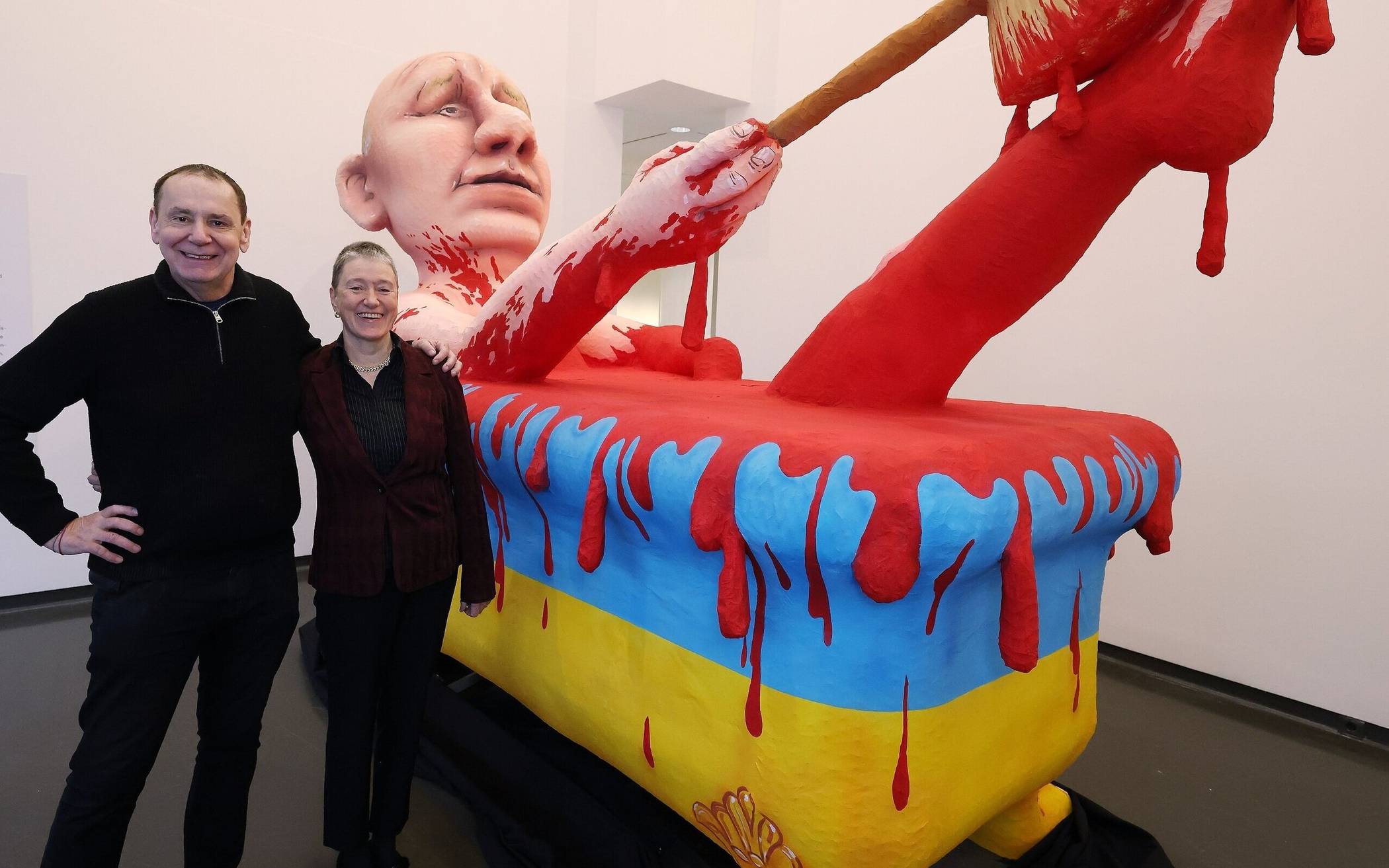  Jacques Tilly und Stadtmuseums-Direktorin Dr. Susanne Anna, die die „Freigeist“-Ausstellung inklusive Putins Blut-Badewanne kuratierte - „Fast 60 Jahre Arbeit“. 