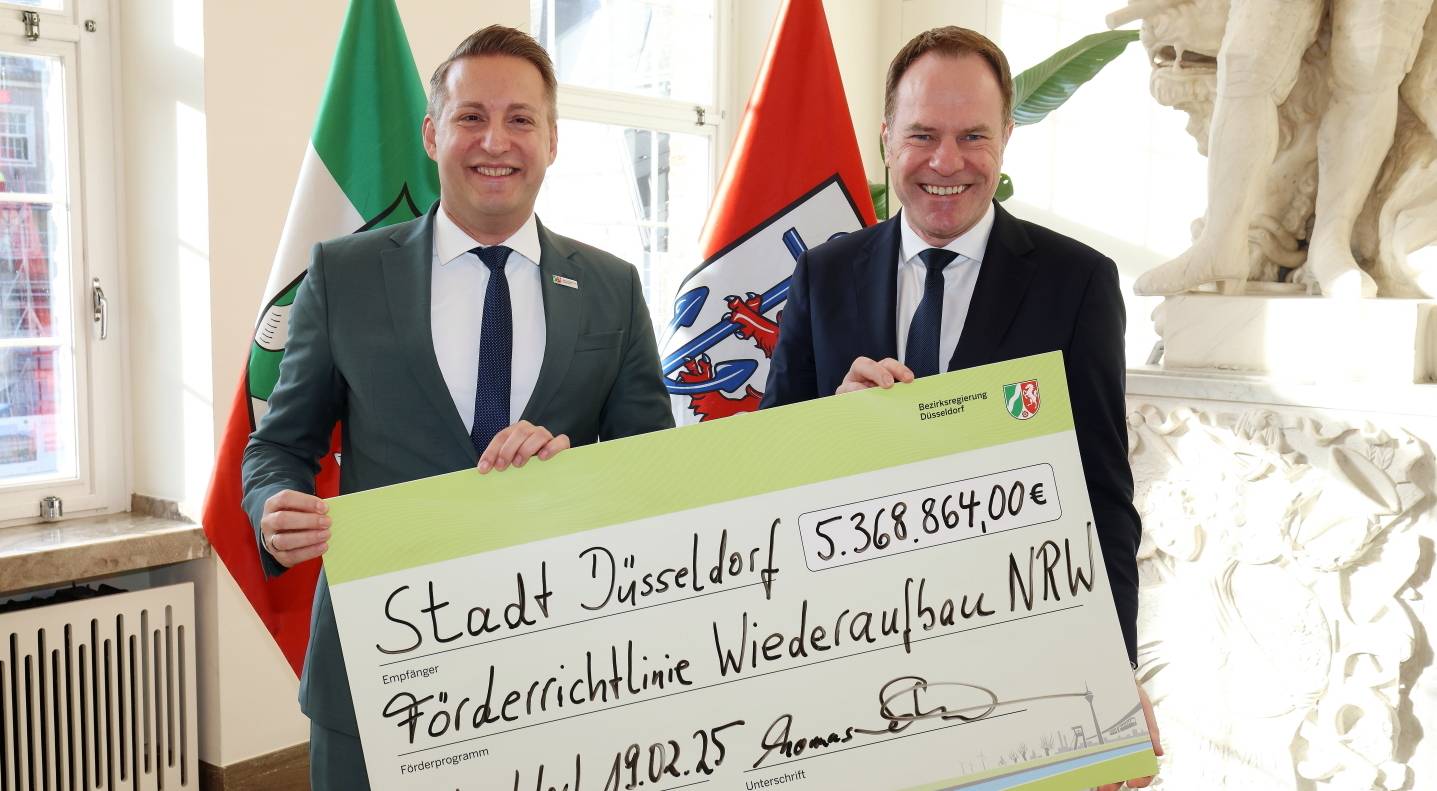 Regierungspräsident Thomas Schürmann überreichte OB Stephan