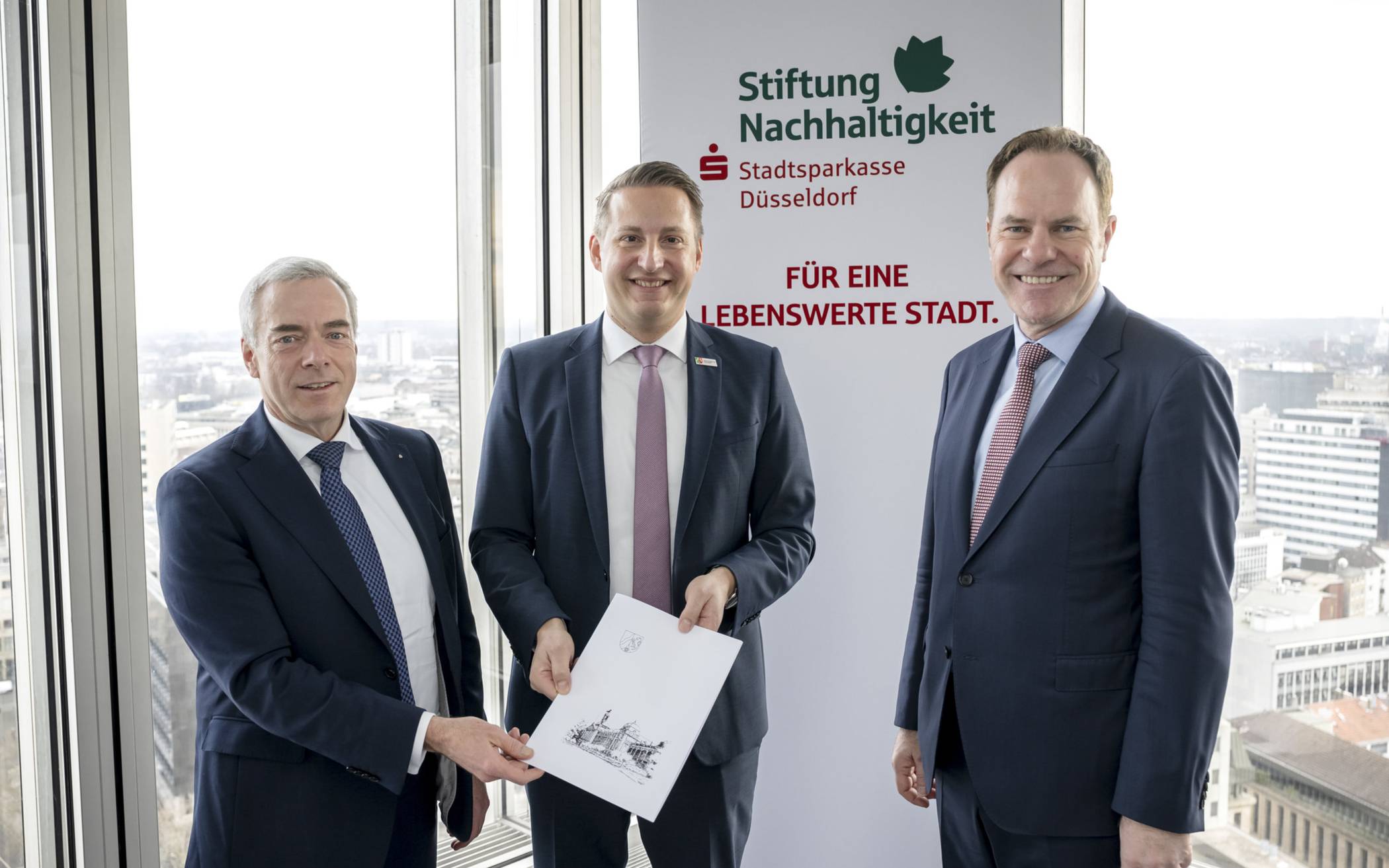  SSK-Vorstand Dr. Stefan Dahm, Regierungspräsident Thomas Schürmann, der die Stiftungsurkunde überreichte und Oberbürgermeister Stephan Keller (v. r.). 
