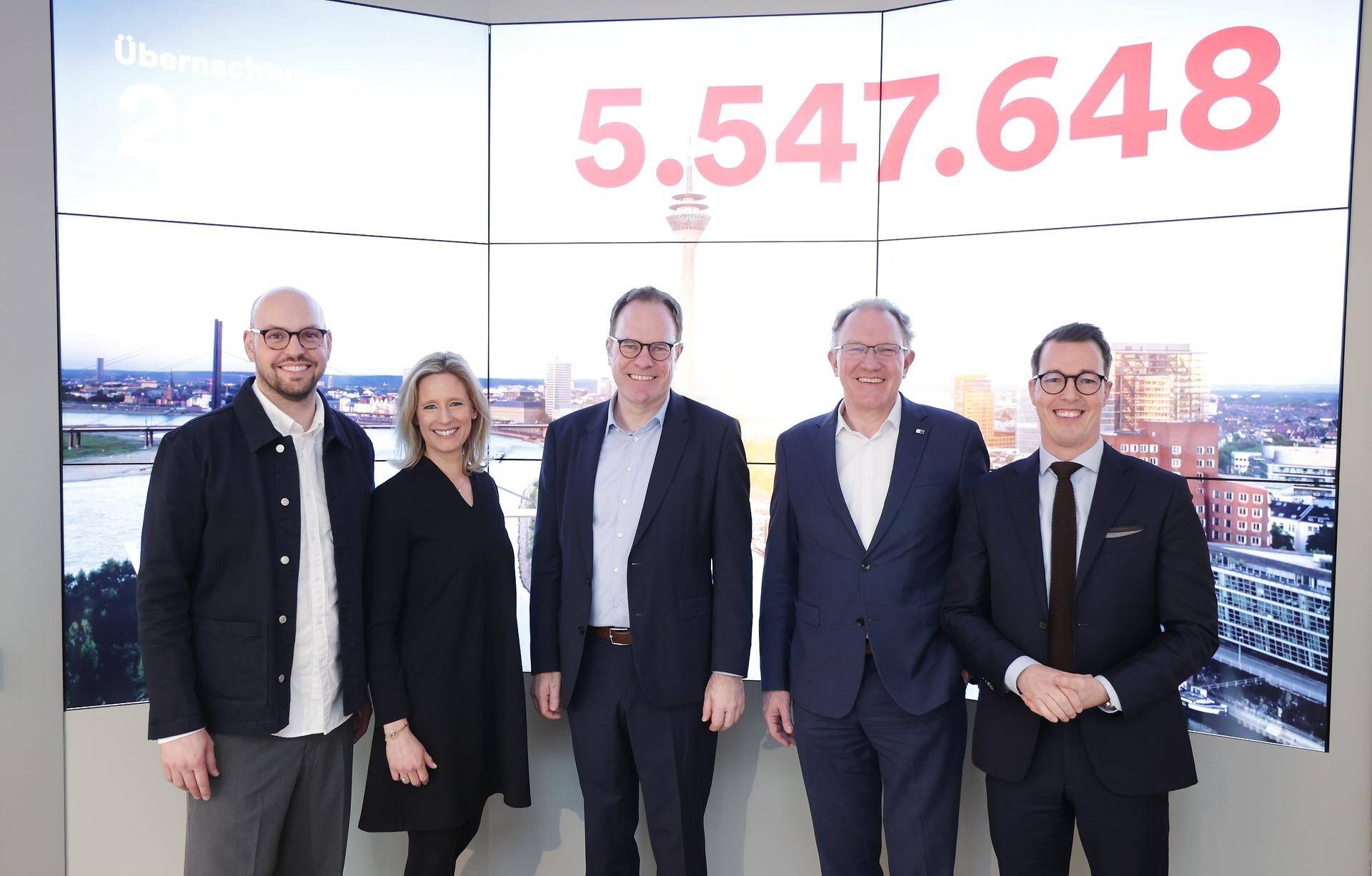  Zufriedene Gesichter (v. l.) bei Timo Schmitz ( u.a. Vorstand DEHOGA Nordrhein, General Manager 25hours Hotel), Daniela Danz (GM Hyatt Regency Düsseldorf), OB Stephan Keller, Gregor Berghausen (IHK-Hauptgeschäftsführer) und Jens Ihsen (Visit Düsseldorf). 