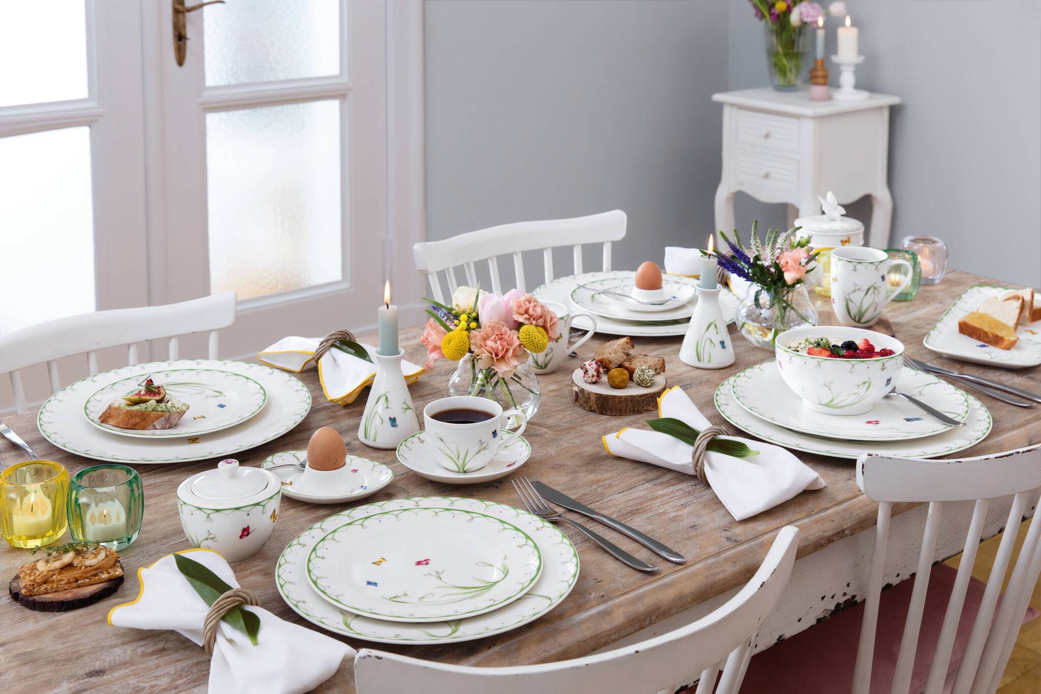 „Colourful Spring“: Das Osterfrühstück wird auf Porzellan mit Frühblühern und Schmetterlingen serviert.
