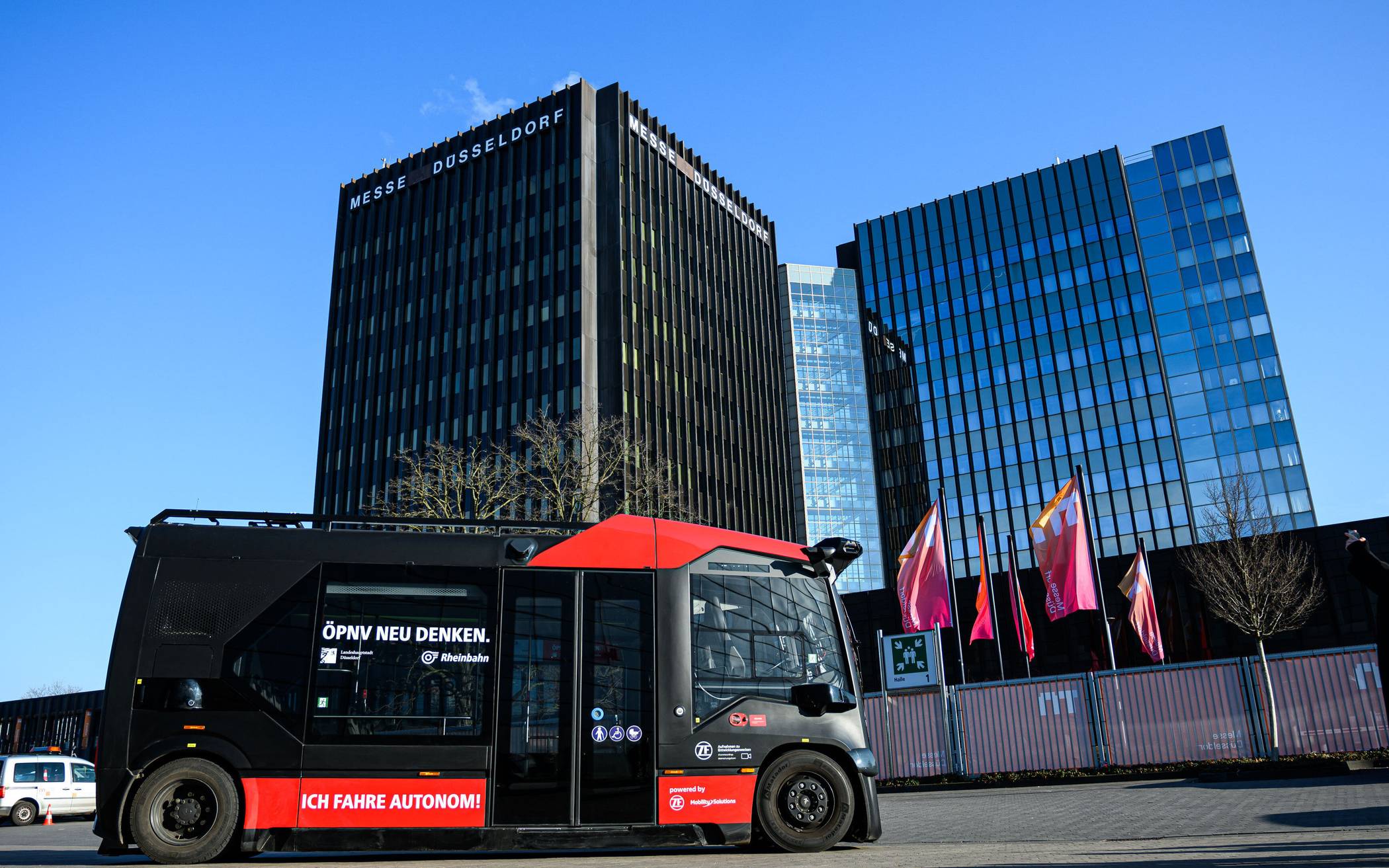 Der autonome Shuttlebus auf dem Messegelände.