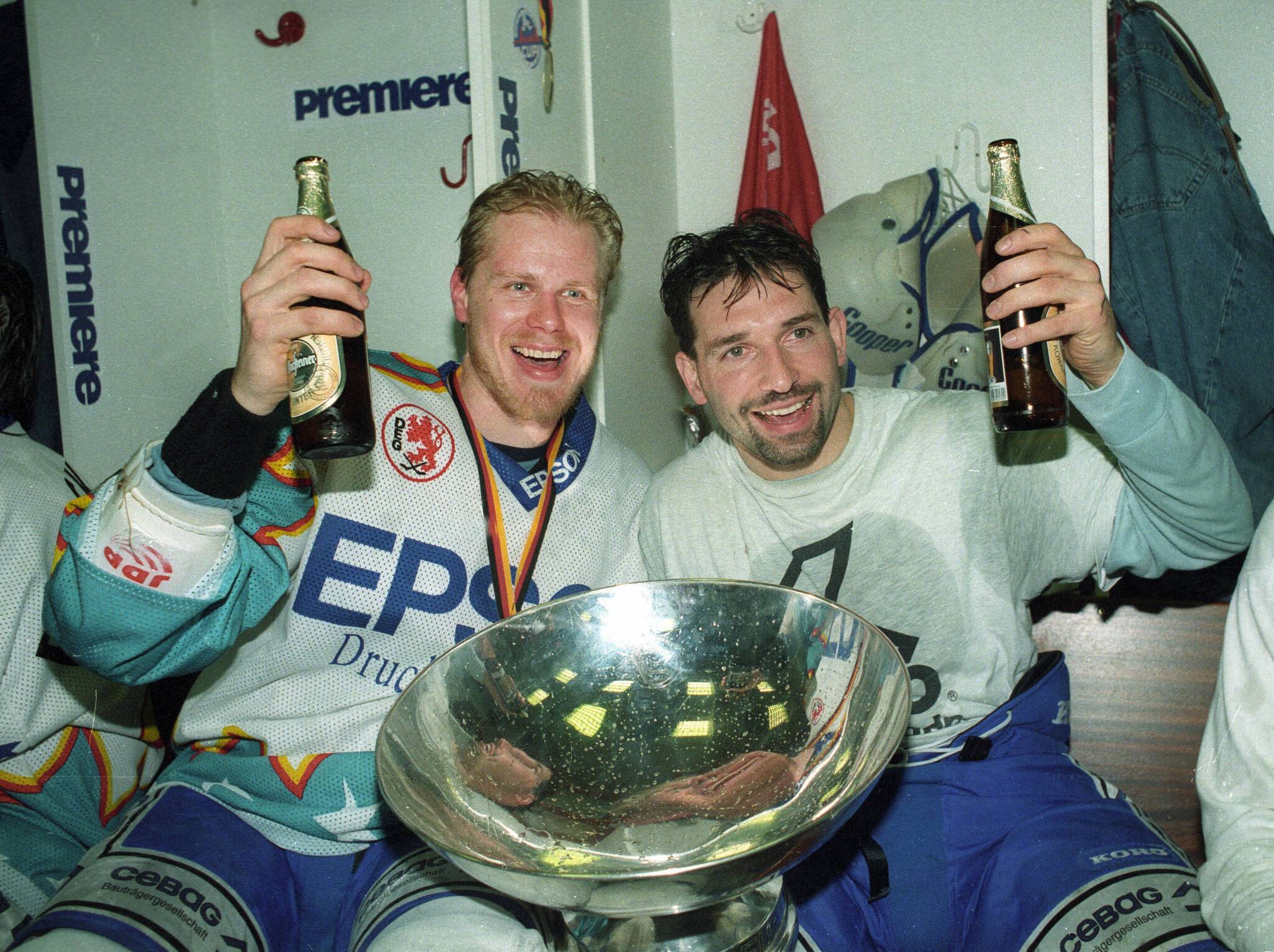 Ex-DEG-Spieler Rick Amann und Andreas Niederberger (r. als Deutscher Meister 1996 mit dem damaligen Teamkollegen Mikko Mäkkelä) übernehmen verantwortliche Aufgaben beim Klub. In unserer Printausgabe hatten wir irrtümlich ein Foto von Andreas Niederbergers Sohn und Torhüter Mathias Niederberger abgedruckt, das bitten wir zu entschuldigen. Foto: Archiv/ Homü