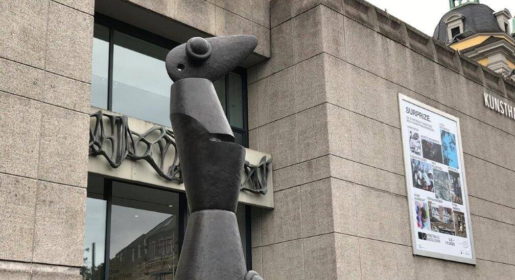 Bronze-Skulptur „Habakuk“ von Hermann Isenmann vor
