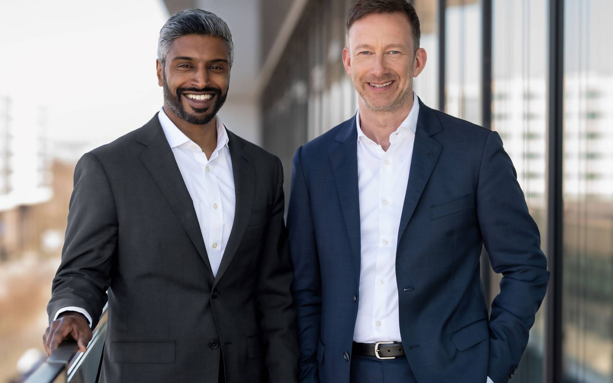 Die Flughafengeschäftsführer Lars Redeligx (r.) und