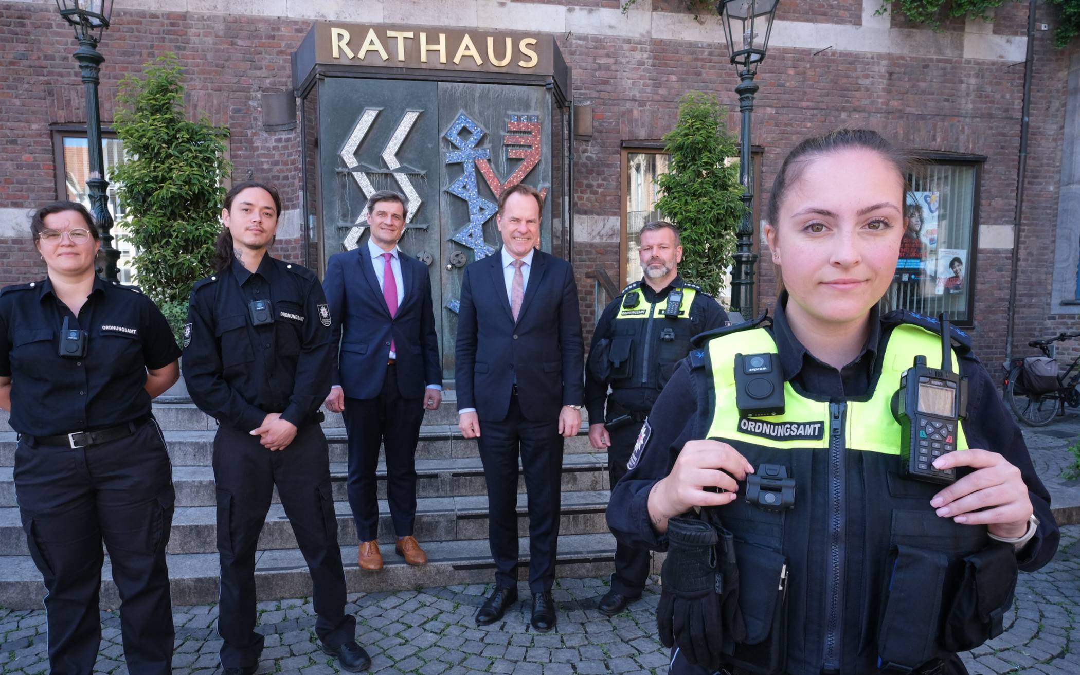  OB Stephan Keller (Mitte r.) und Ordnungsdezernent Christian Zaum (m. l.) gemeinsam mit Kräften des OSD und der Vehrkehrsüberwachung. Die Dienstkräfte haben zuletzt die Funktionsweisen verschiedener Bodycam-Modelle getestet. 